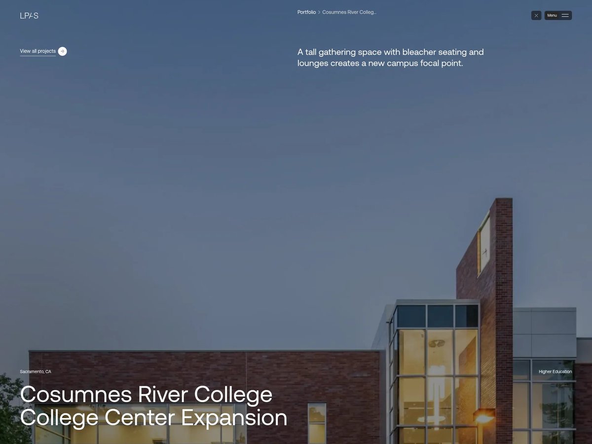 from79067926926's tweet photo. 拿了 10 月 10 日 Awwwards Site of the Day 的建筑所官网：LPAS，Studio Naam 做的。
最妙的是右上角的「Shift your focus」：Housing、Civic、Commercial 等业务线各配一个色块，用颜色来分流，而不是堆一排文字菜单。
UI 退得很安静，把画面留给大幅建筑摄影。
学到了：素材足够能打时，界面最好的设计就是“隐身”。推荐电脑端打开滑两下。
https://t.co/Pcpn9F1c1b
#网页设计 #Awwwards