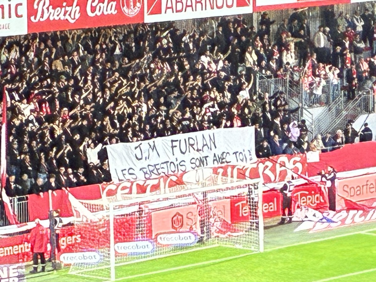 franckledorze's tweet photo. Lors du match contre @AngersSCO, les ultras du @SB29 ont apporté leur soutien (chants et banderole) à leur ancien entraîneur (2016-2019), Jean-Marc Furlan, atteint de maladies neurodégénératives. @CelticUltras @Ub90C #SB29 #SB29SCO https://t.co/wCK7BDQQnD
