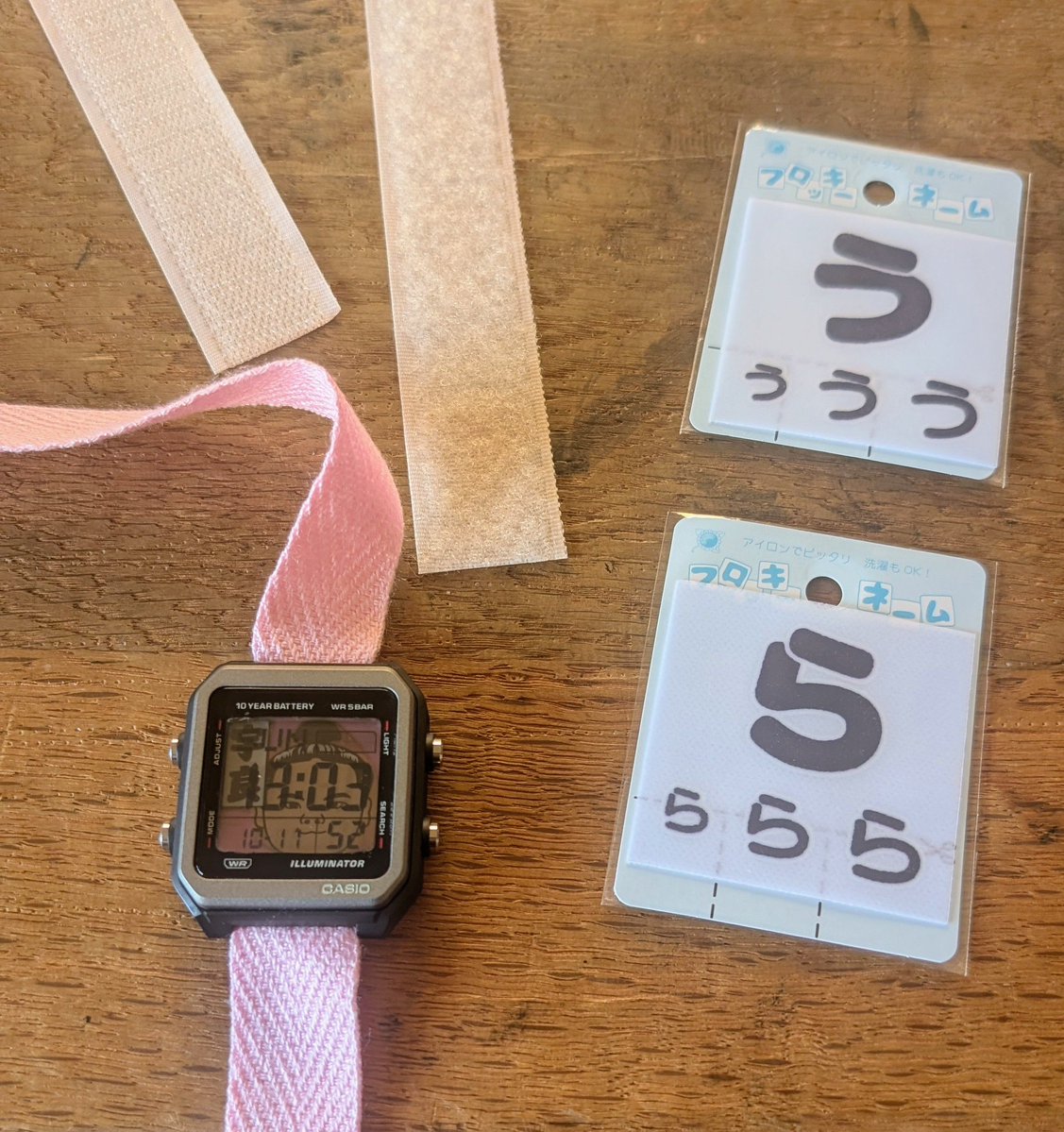 atsuhikochan's tweet photo. 大相撲巡業観戦の時に着けていくため、製作していたチプカシが完成しました。
大相撲クッキーの宇良関の顔イラストを拝借してピンクの折り紙の上に糊付け。
それを反射板を剥がして配置し、手芸店で購入してきたピンク色のベルトと面ファスナーを縫い付け、名前も着けてみました。 https://t.co/kyJmkkF3bA