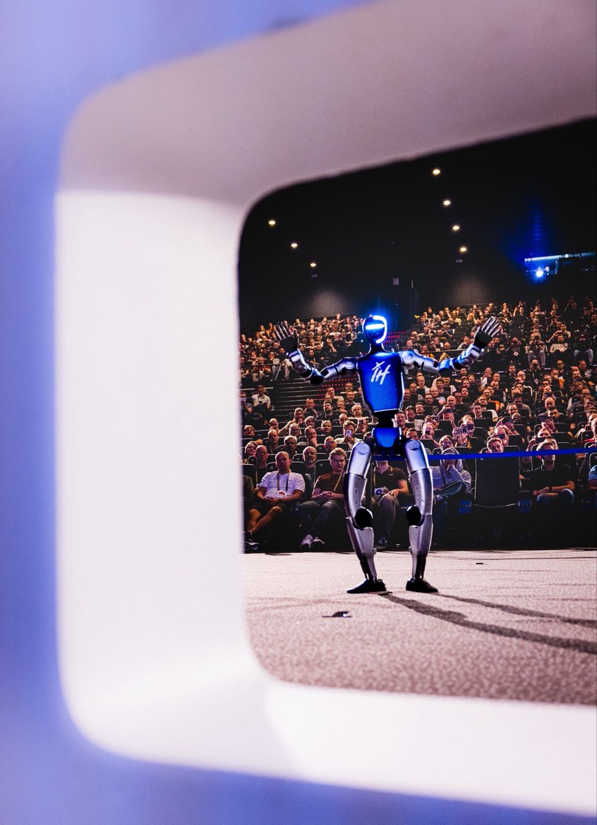 Stephan007's tweet photo. For the first time in #Devoxx history, we had not one, but TWO different humanoid robots take the stage for our opening and closing keynotes! 🤖🤖🫣 #TheyAreComing https://t.co/1bM8BmfdC9