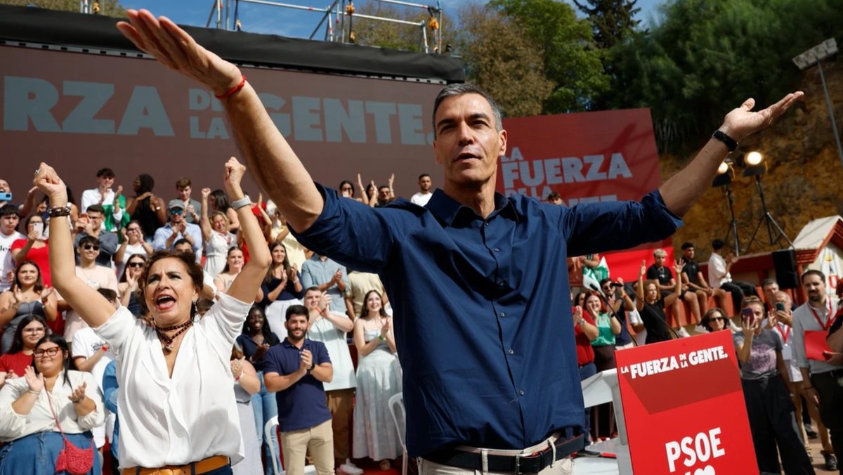diostuitero's tweet photo. Aquí tenemos al elegido invocando al Sol mientras la hechicera de guardia os pone dos velas negras. Es la secta del Peugeot. https://t.co/gJLcniEEbf