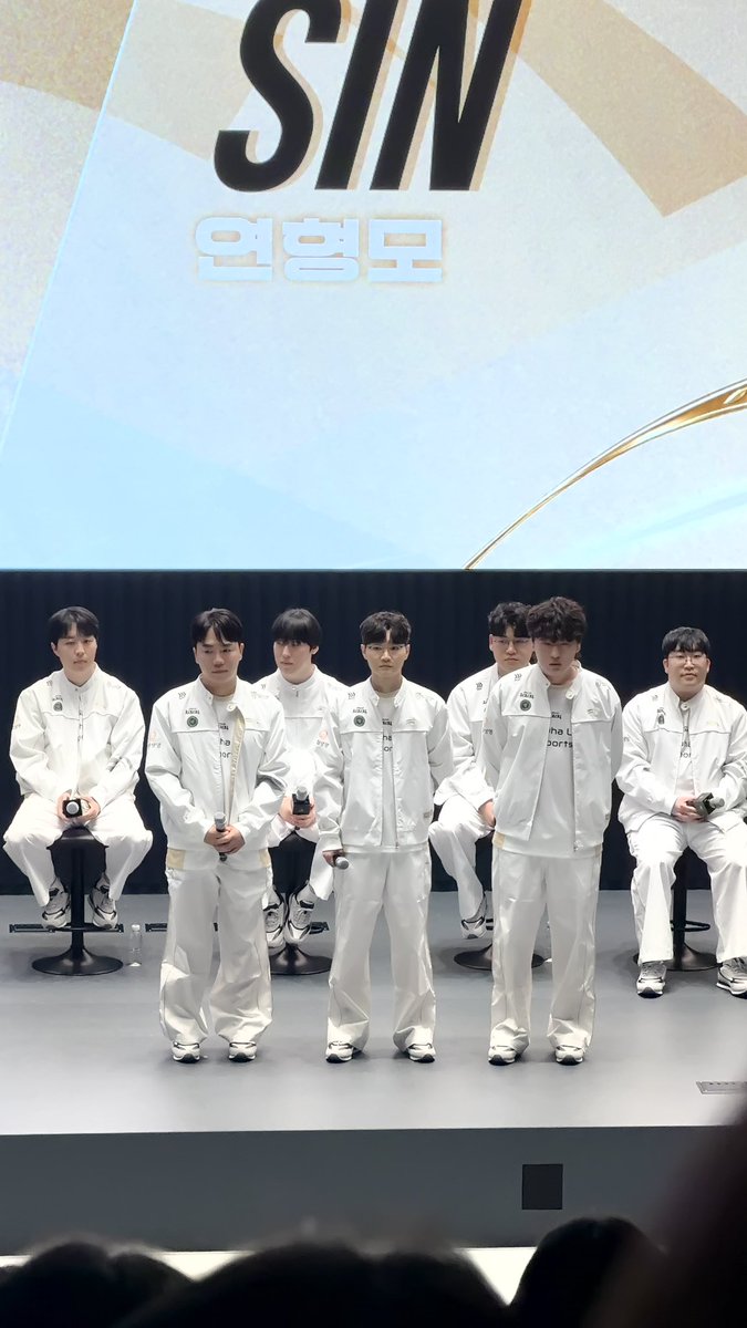 gumayusi_win98's tweet photo. 한화생명 다모였다 https://t.co/JITVUHrnBa