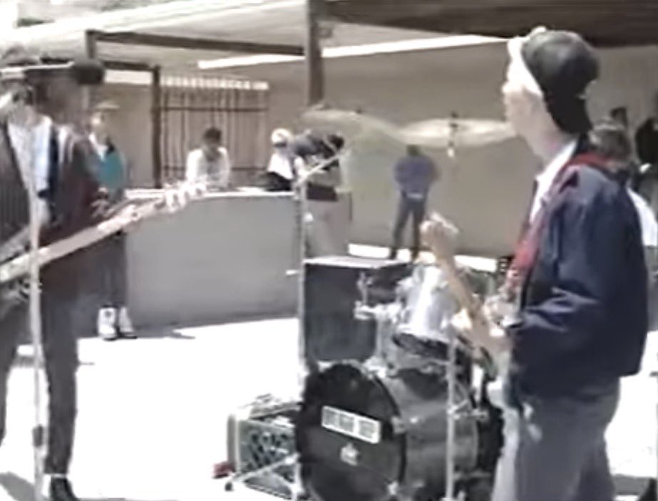AgingAnarchist's tweet photo. こういう箱をMilk Crateって言うんだが、実は音楽カルチャーと深い関わりがある。

70年代や80年代のDJたちは、パーティーにレコードを運ぶ必要があり、そのとき手に入りやすく、安く、丈夫で、12インチレコードがちょうど収まるサイズだったのがプラスチック製の牛乳箱だった。

店からパクってくればタダで手に入るのでヒップホップDJやレコードコレクターの間で広まった。ヒップホップシーンだけじゃなく、パンクやハードコアのライブでも同じことが起こった。

その流れからアメリカのアマチュアバンドがギターのエフェクターやケーブルなどの機材を運ぶのにもよく使われるようになった。アマチュア時代のGreen Dayのライブ映像でもグレーのCrateが確認できる。

クレートはただの収納道具ではなく、音楽の「物質性」「音楽を自分で掘り起こす」という姿勢の象徴。

文化的アイコン。