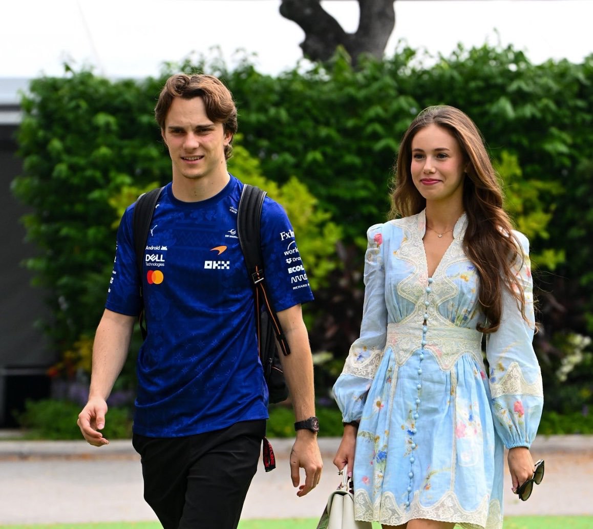 laurogeitabat's tweet photo. oscar and lily arrive for race day in singapore! https://t.co/wZkXVv75Ot