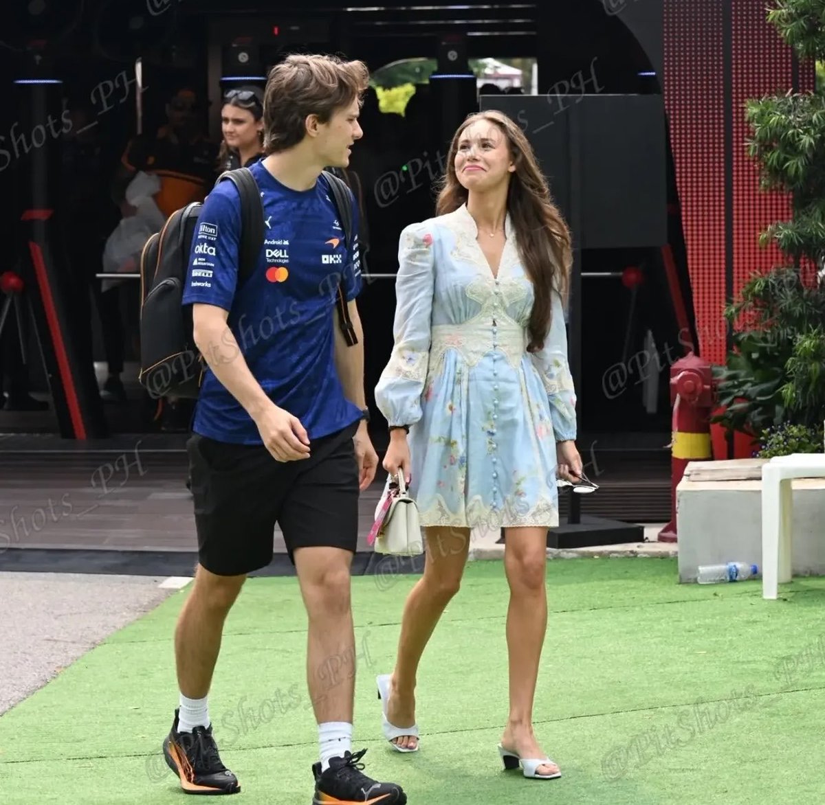 laurogeitabat's tweet photo. oscar and lily arrive for race day in singapore! https://t.co/wZkXVv75Ot