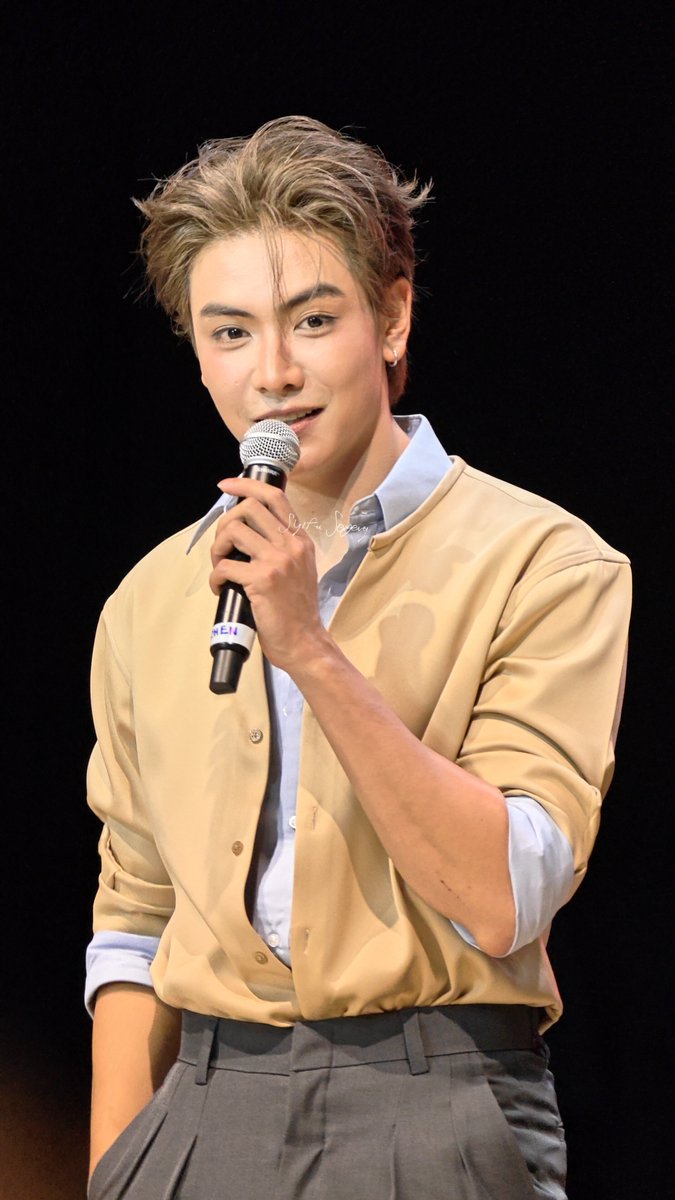 takutbgtsus's tweet photo. cakap sangat

JOONG LIGHTS UP KL 
#Joong1stFMinKualaLumpur 
#จุงอาเชน #JoongArchen @ChenRcj https://t.co/dSJGtBAlA8
