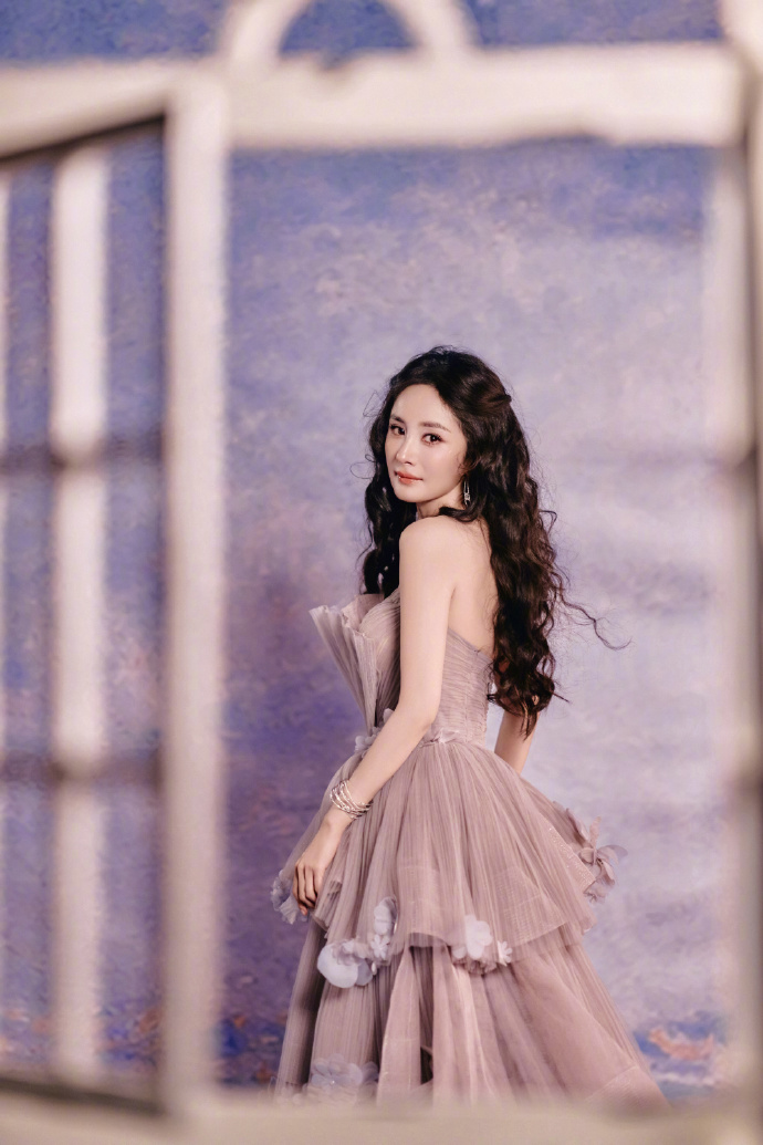CDrama_Universe's tweet photo. Yang Mi | Kantar
surprised everyone by choosing a purple strapless tulle dress from Turkish designer Tarik Ediz. Three-dimensional flowers bloomed atop layers of tulle, creating a beautiful and dreamy look!
< #YangMi #杨幂 > https://t.co/6QrLqqPYtj