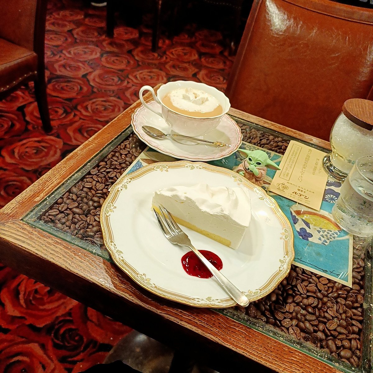 rock_monsen888's tweet photo. 大森に来たのでずっと気になっていた喫茶店に突撃した
珈琲のお店だから珈琲飲みたかったけど、ベルサイユのバラっていうミルクティーをどうしても頼みたかったので今日はミルクティー🌹超可愛い〜
お店の雰囲気も良かった✨️ https://t.co/GnSHCHM1ae