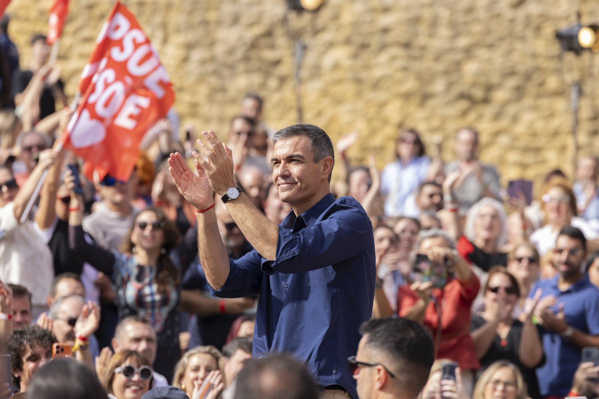 Cidpedrosanchez's tweet photo. Quedan 49 días para que Sánchez  vuelva a ganar y a gobernar 4 años más. 
Larga vida al Sanchismo ✊🏻 🌹 https://t.co/5vjn8etEr5