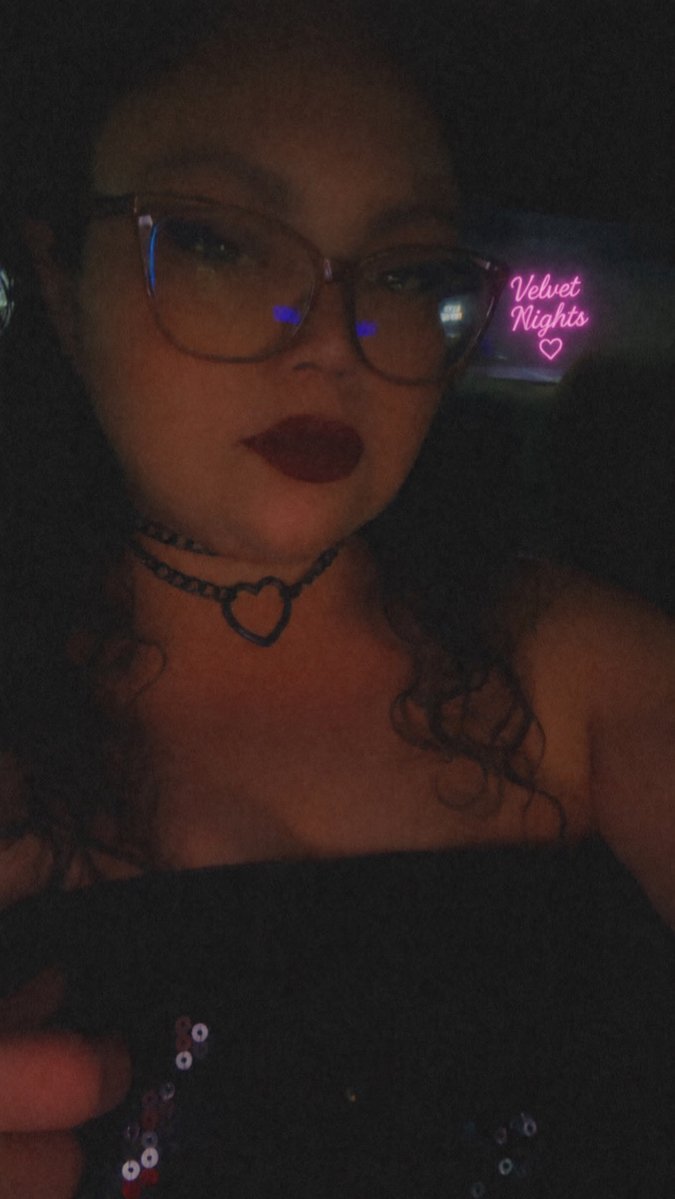 helloreinaaa's tweet photo. Got cute tonight… now who’s gonna give me a reason to stay up late? 🖤😘

#OnlineGirlfriend #BBW #CurvyBabe #PlusSizeBeauty #SaturdayNight #LateNightVibes https://t.co/cgTydfgrqi