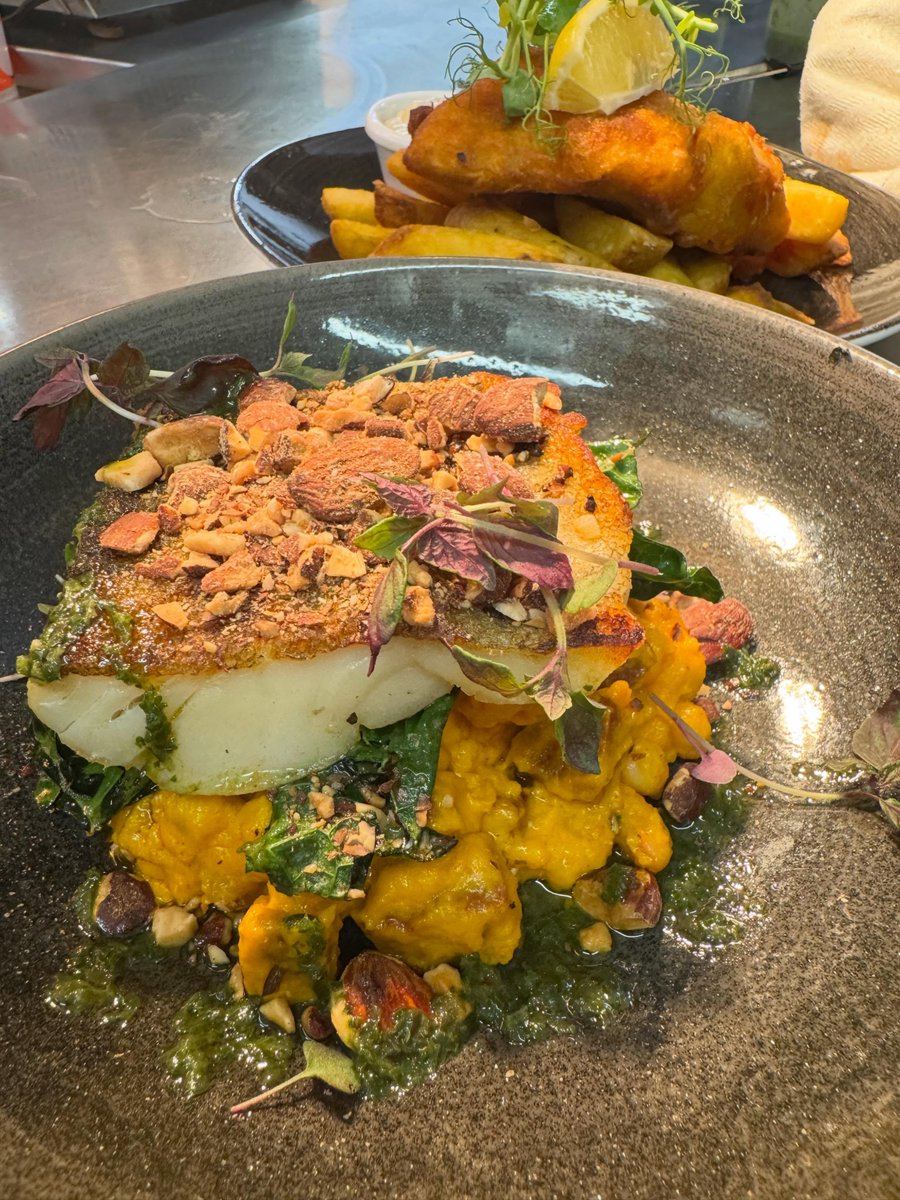 DamonYJSaundDt4's tweet photo. Cod with chorizo and chickpea-carrot purée. https://t.co/cqRjm2Ljx8