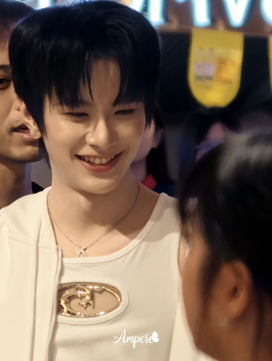 AuAu_Pepper's tweet photo. ขี้โกงมาก  สวย หล่อ น่ารัก ไม่พอ ยังตายิ้ม หน้าแมว ฟันกระต่ายอีก 

AASMP AT FAMIE FEST 
#SkinEditorFMFxAASMhiipraew https://t.co/LRbEWVHXo1