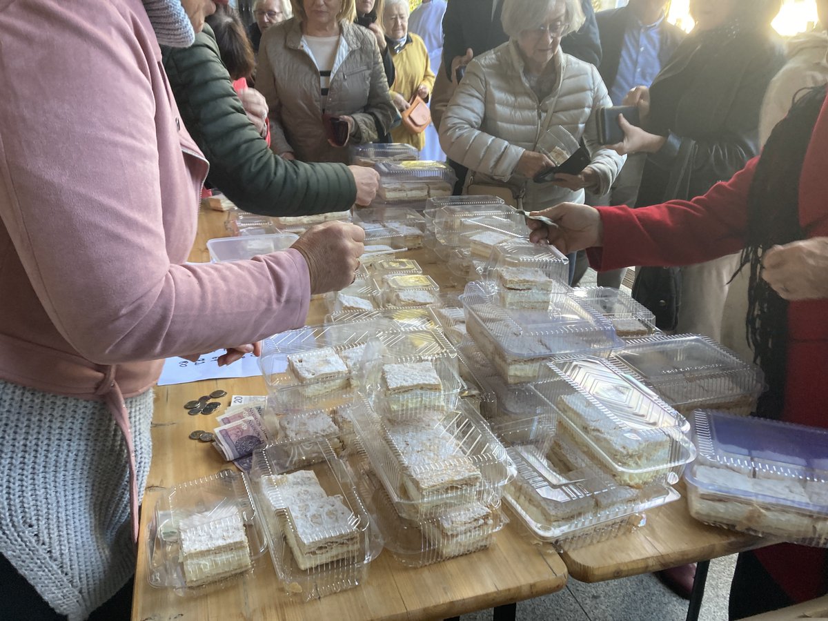 SwPiP's tweet photo. Dzień papieski: także w naszej parafii można wspomóc Fundację "Dzieło Nowego Tysiąclecia".
PS Kremówki też są. https://t.co/izdoOWJYNw