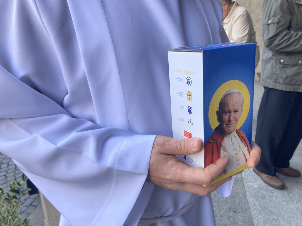 SwPiP's tweet photo. Dzień papieski: także w naszej parafii można wspomóc Fundację "Dzieło Nowego Tysiąclecia".
PS Kremówki też są. https://t.co/izdoOWJYNw