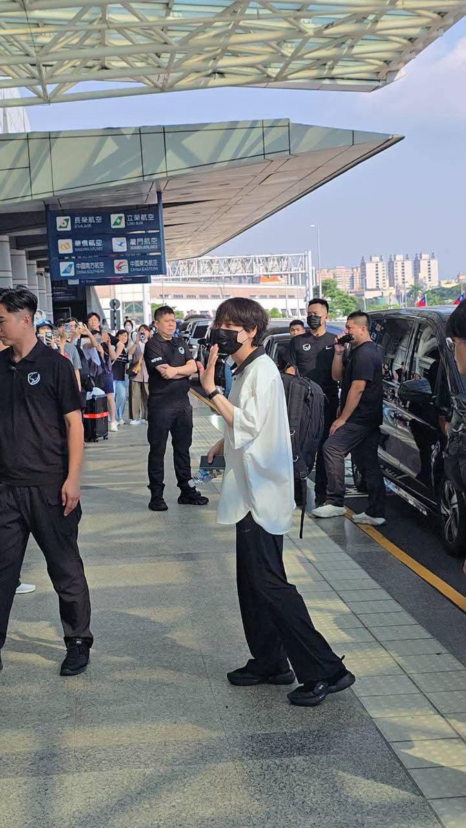 gyuramkyu03's tweet photo. Kaohsiung ✈️ ICN 

Puppy Kyu~ your hair is so long now

[© on vid] 
#규현 #キュヒョン 
#圭賢 #KYUHYUN https://t.co/PlzMhWCVp8
