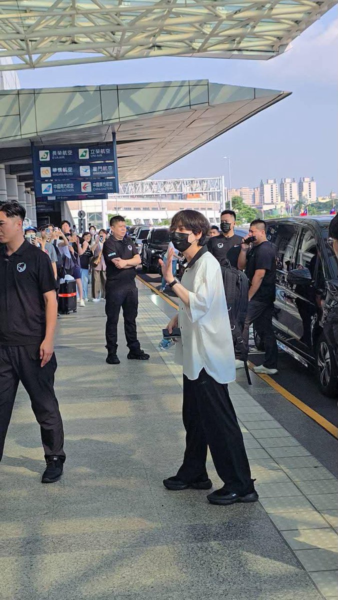 gyuramkyu03's tweet photo. Kaohsiung ✈️ ICN 

Puppy Kyu~ your hair is so long now

[© on vid] 
#규현 #キュヒョン 
#圭賢 #KYUHYUN https://t.co/PlzMhWCVp8