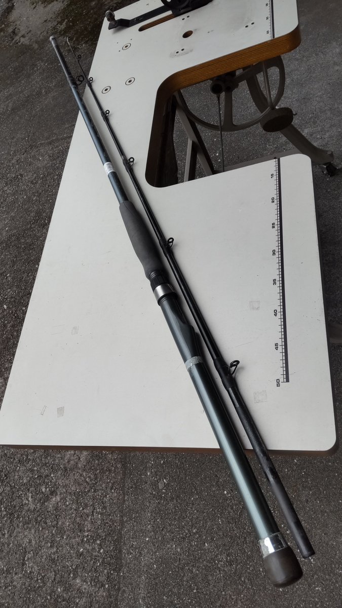 MhfJoker's tweet photo. こちらはこの前 タックルベリーでアブのリールと一緒に買ってきた150号のシマノの船竿 ジャンク品EVA に傷があり ガイドフットのサビ スレッドの割れ などグランクス 自体には深い傷はなく表面のバーニッシュクリアコーティングのことですね 剥離 多数あり ほぼ全体 これをレストアしていく https://t.co/aGMbXWXCPd