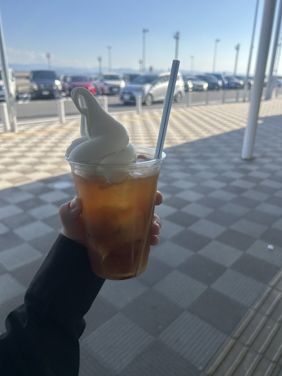 tumugi__262's tweet photo. 久しぶりにプチ旅行！ ピーチティーフロートおいしかった https://t.co/MpshKvRWF5
