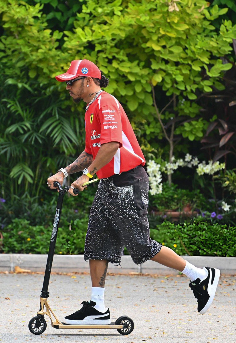 heyylalith's tweet photo. Lewis Hamilton at the track for Race day in Singapore 🇸🇬 https://t.co/L9ucd4X5H1