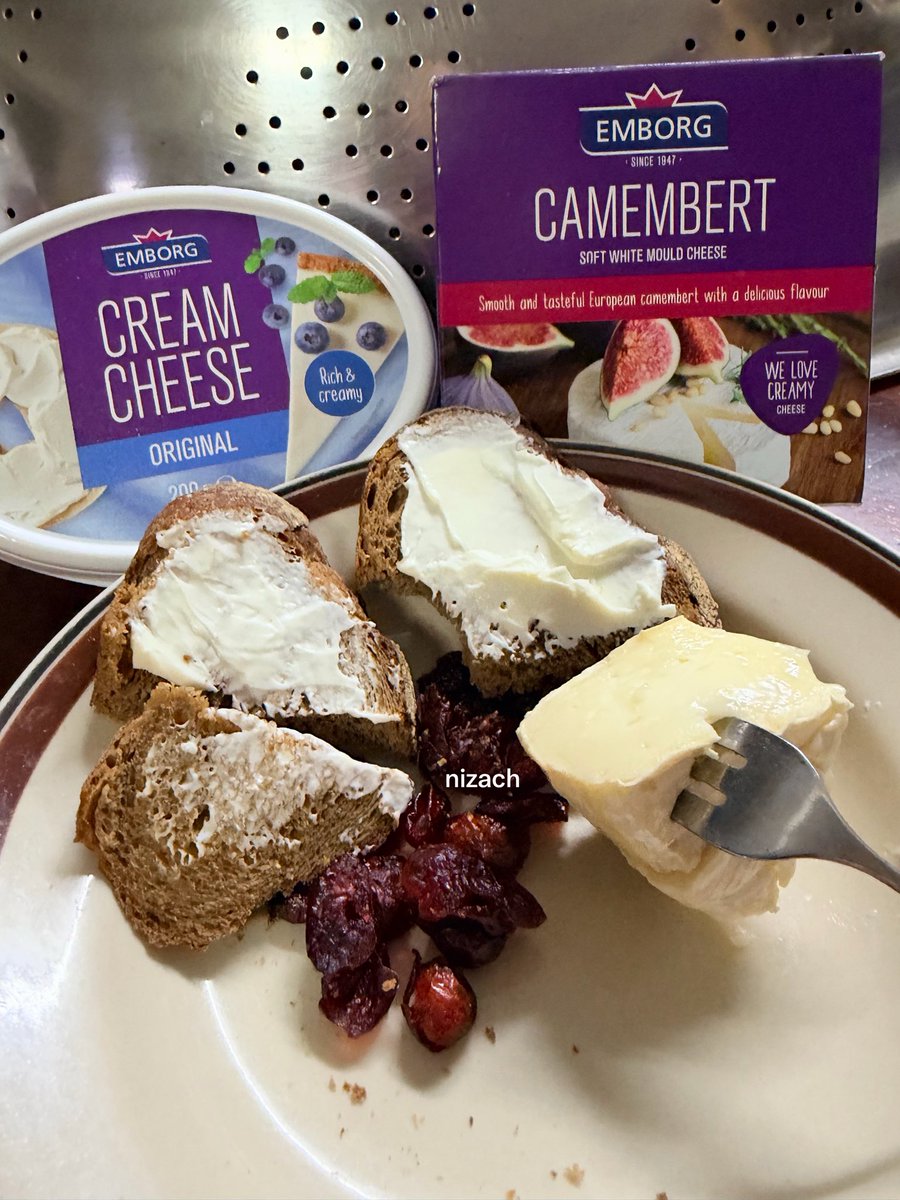 niza_channel's tweet photo. My Sunday afternoon snack: Toasty German rustic bread with Emborg cream cheese, and Emborg Camembert with dried cranberries! 

เป็น mini cheese platter แสนอร่อยง่ายๆ 

#อร่อยขึ้นทุกคำกับเอ็มบอร์ก
#อิงล็อต #englot https://t.co/i2mGfh5L8y