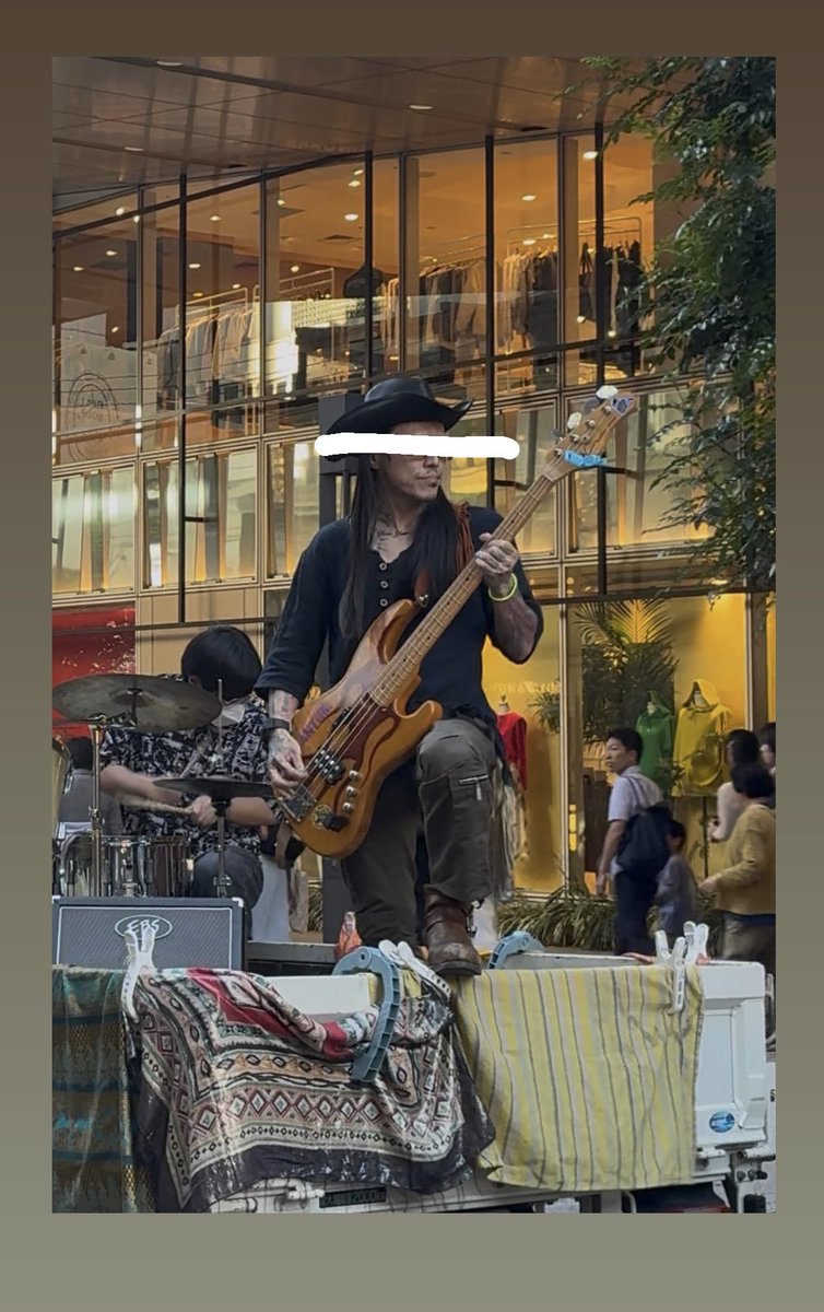 yuto_cat01's tweet photo. @snow_flakd 

新宿のストリートミュージシャンの方が遠目でウメさんにしか見えなかった😳😳😳 https://t.co/YLhPt6qsjS