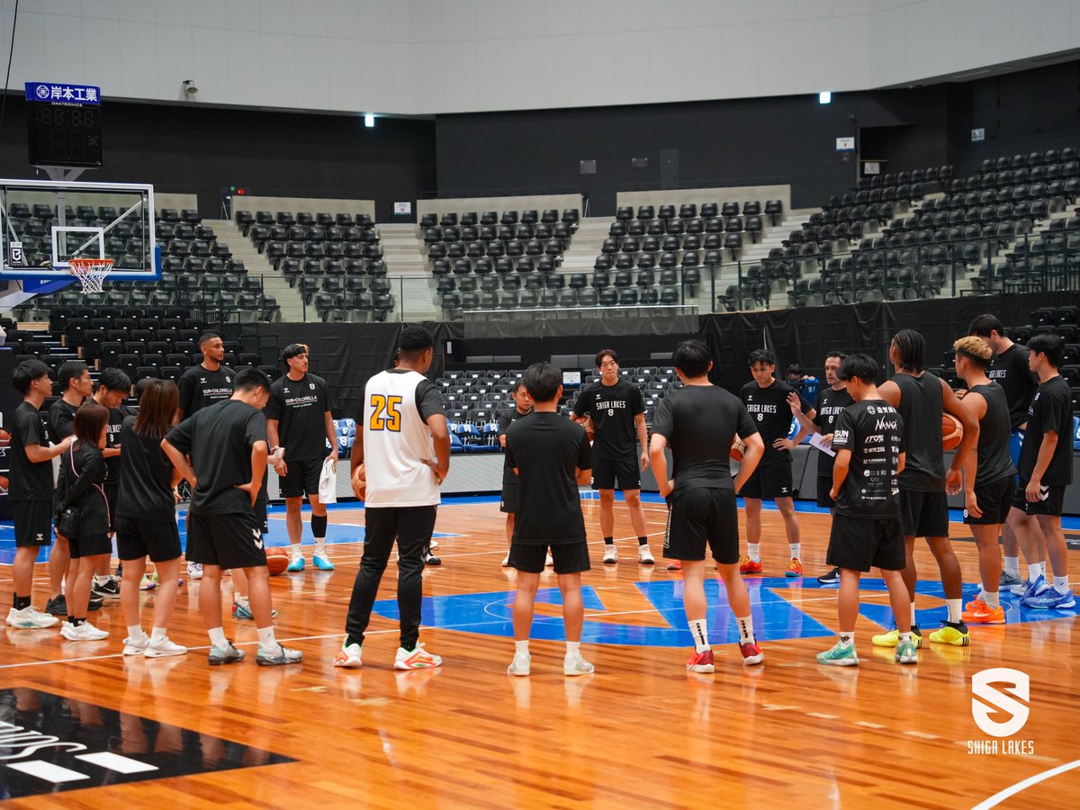 ShigaLakes_pr's tweet photo. 広島でのトリプルオーバータイムの戦いから24時間も経っていませんが、チームは滋賀に戻り滋賀ダイハツアリーナで明日の信州戦へ向けた前日練習を行いました。
出場時間の長かった外国籍選手たちは体のケアに専念していましたが、昨日大活躍だった #ゼイビア・スニード 選手は軽めのシューティングも行っていました。

今晩もしっかりと疲れを抜いて、明日の試合をベストコンディションで迎えましょう🔥
#滋賀レイクス #OWNTHELAKE