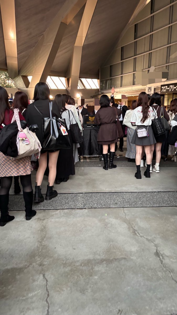 jent20xx's tweet photo. 宮城オーラスの発券開始から30分後
エラー多くて誰も並ばないレーンあった
黒服が大丈夫ですとか大声で声掛けしてて
勇気ある人が発券行ってた笑笑 https://t.co/s4dy23zGXz