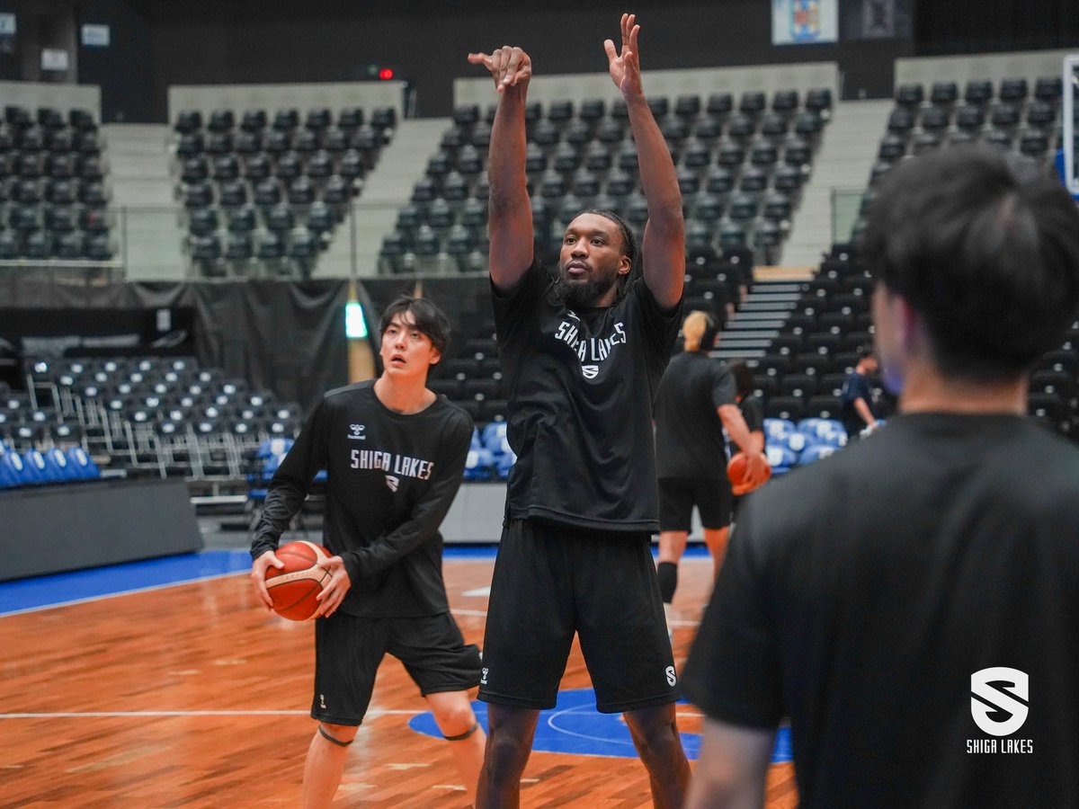 ShigaLakes_pr's tweet photo. 広島でのトリプルオーバータイムの戦いから24時間も経っていませんが、チームは滋賀に戻り滋賀ダイハツアリーナで明日の信州戦へ向けた前日練習を行いました。
出場時間の長かった外国籍選手たちは体のケアに専念していましたが、昨日大活躍だった #ゼイビア・スニード 選手は軽めのシューティングも行っていました。

今晩もしっかりと疲れを抜いて、明日の試合をベストコンディションで迎えましょう🔥
#滋賀レイクス #OWNTHELAKE