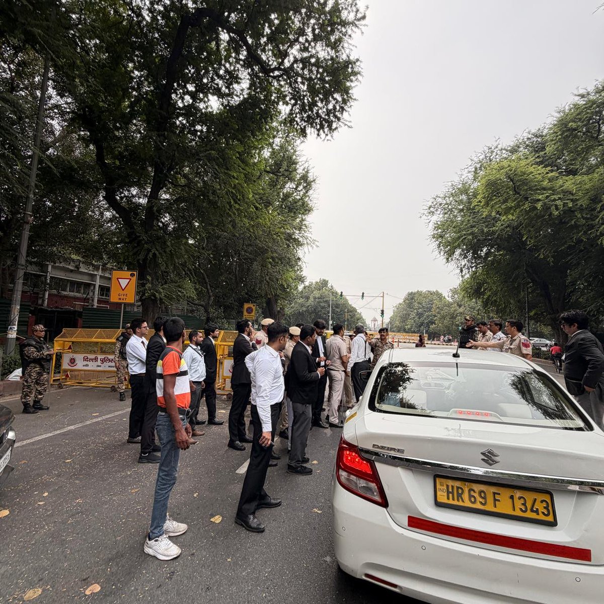 LiveLawIndia's tweet photo. Following Supreme Court directions, lawyers are requesting the Police to remove barricades around the Patiala House Courts, which is situated near the SC premises.

#SupremeCourt #DelhiGovernment @DelhiPolice https://t.co/8Ktrnw7bRU