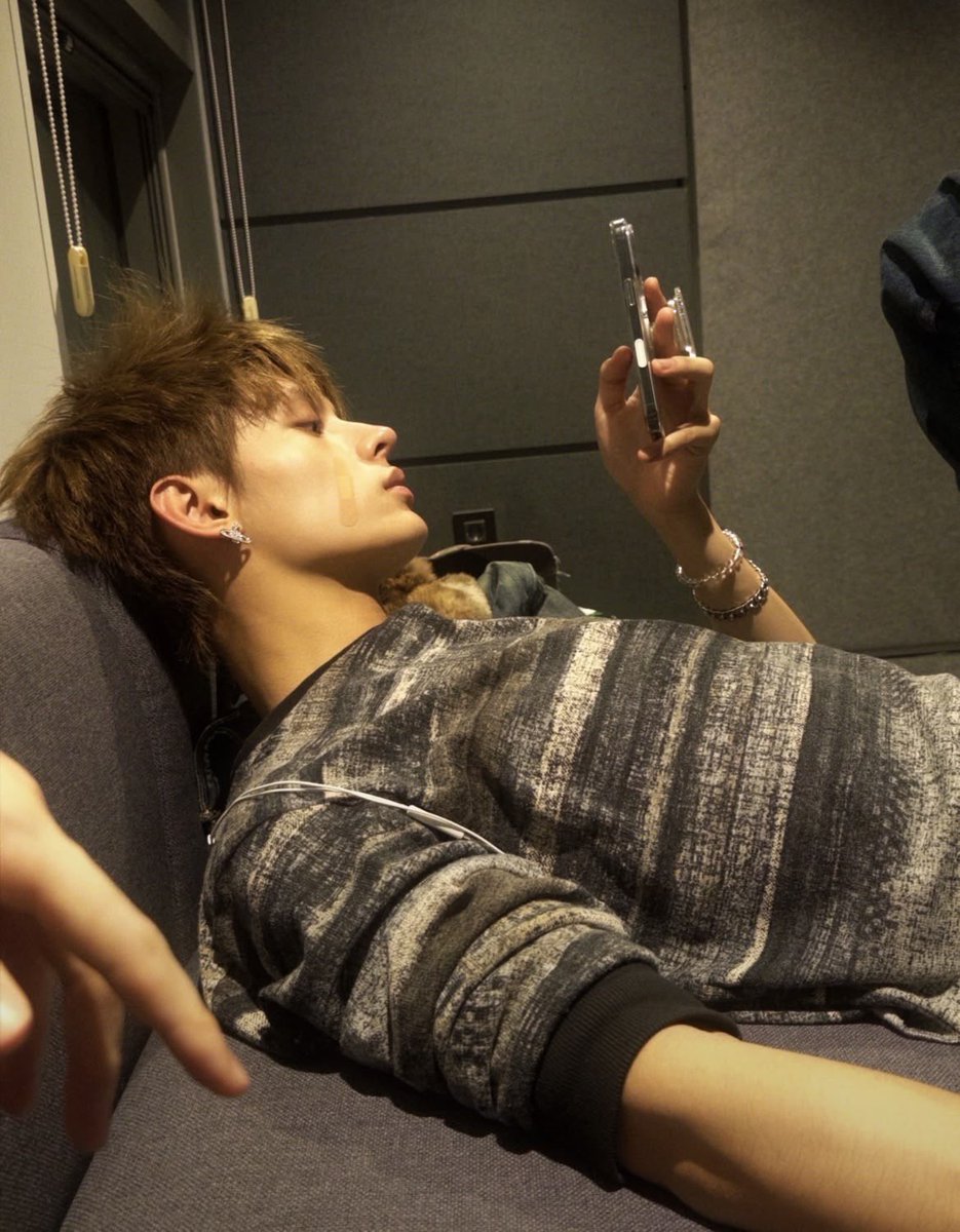 jjujeol_'s tweet photo. 이 인터뷰는 진짜 내 눈물버튼임ㅠ

젬스가 성공한 것보다 실패한 적이 더 많아서 그런 모습도 보여줘도 괜찮다고 말하는 게 왜 이렇게 마음이 아픈거야….
우리는 무대 위에서 웃고 있는 젬스만 보니까 이 사람이 혼자 어떤 생각을 하고 어떤 밤을 보냈는지 전부 알 수는 없다는게ㅠ
근데 한동안 생각이 너무 많아서 잠도 제대로 못 잤다는 말을 이렇게 담담하게 하는 걸 보면 괜히 마음이 먹먹해지고 막 그럼
그동안 얼마나 많은 걸 혼자 생각하고 견뎠을까 싶고, 자기가 겪었던 실패를 저렇게 꺼내놓기까지 얼마나 많은 시간이 필요했을까 싶기도 하고

나는 젬스를 볼 때마다 그냥 이 사람이 정말 행복했으면 좋겠다는 생각을 매일 함 물론 앞으로 더 잘됐으면 좋겠고, 더 많은 사람한테 사랑받았으면 좋겠고, 하고 싶은 것도 전부 해봤으면 좋겠는데 그보다 더 바라는 건 젬스가 자기 자신한테 조금은 너그러웠으면 좋겠다는 거무언가를 잘해내지 못한 날에도 스스로를 너무 미워하지 않았으면 좋겠고, 아무것도 하지 않는 날에도 불안해하지 않았으면 좋겠고, 가끔은 아무 생각 없이 푹 자고 일어나서 별것도 아닌 일에 웃었으면 좋게씀

그리고 무엇보다 스스로를 외로움 속으로 몰아넣지 않았으면 좋겠네.. 생각이 많아지는 밤에도 모든 걸 혼자 감당하려고 하지 않았으면 좋겠고, 힘든 일이 생겼을 때 굳이 괜찮은 척하지 않아도 됐으면 좋겠다는 생각 뭐 어련히 알아서 잘 할 아이인 걸 알지만서도 늘 씩씩하고 단단한 사람일 필요도 없고 누군가에게 기대는 걸 미안해하지도 않았으면 좋겠네 세상에는 혼자 견디지 않아도 되는 일들이 분명히 있으니까는 꼭 모든 걸 혼자 이겨내고 나서야 웃을 수 있는 건 아니니까~~

사실 내가 젬스가 살아온 시간을 전부 아는 것도 아니고 이 사람이 무슨 생각을 하면서 살아왔는지 감히 다 이해할 수도 없겠지만, 그래도 좋아하는 사람이다 보니까 자꾸 이런 마음이 듦 젬스는 이미 충분히 잘하고 있다고, 실패했던 시간들이 지금의 젬스를 깎아내리는 이유가 되지는 않는다고 말해주고 싶당 굳이 모든 실패에 의미를 붙이거나 그걸 발판 삼아서 더 대단한 사람이 되지 않아도 괜찮다고 그냥 실패는 실패로 남겨두고 지나가도 되는 거니까

젬스가 앞으로 얼마나 더 대단한 사람이 될지는 모르겠지만 그 과정에서 자기 행복을 자꾸 뒤로 미루지만 않았으면 좋겠다 성공하고 나서 행복해지는 게 아니라 성공하기 전에도, 아무것도 이루지 못한 날에도, 그냥 지금 이 순간에도 행복할 수 있었으면 좋겠어 나중에 지나온 시간들을 돌아봤을 때 잘 버텨냈다는 생각보다 참 많이 웃었다는 생각이 먼저 들었으면 좋겠고

좋아하는 사람이 행복했으면 좋겠다는 게 이렇게까지 간절한 마음이 될 줄은 몰랐는데 임스를 좋아하면서 자꾸 그런 생각을 하게 됨 나는 제임스가 성공한 사람으로 기억되는 것보다 행복한 사람으로 살아가는 게 더 좋음

언젠가는 성공했던 날보다 실패했던 날이 더 많았다는 말 대신, 행복했던 날이 힘들었던 날보다 훨씬 많았다고 말하는 젬을 보고 싶다

진짜 우버미.. 오래오래 행복했으면 좋겠어 누구한테 보여주기 위한 행복 말고 그냥 본인이 진심으로 행복하다고 느끼는 그런 날들이 많았으면 좋게쏘..