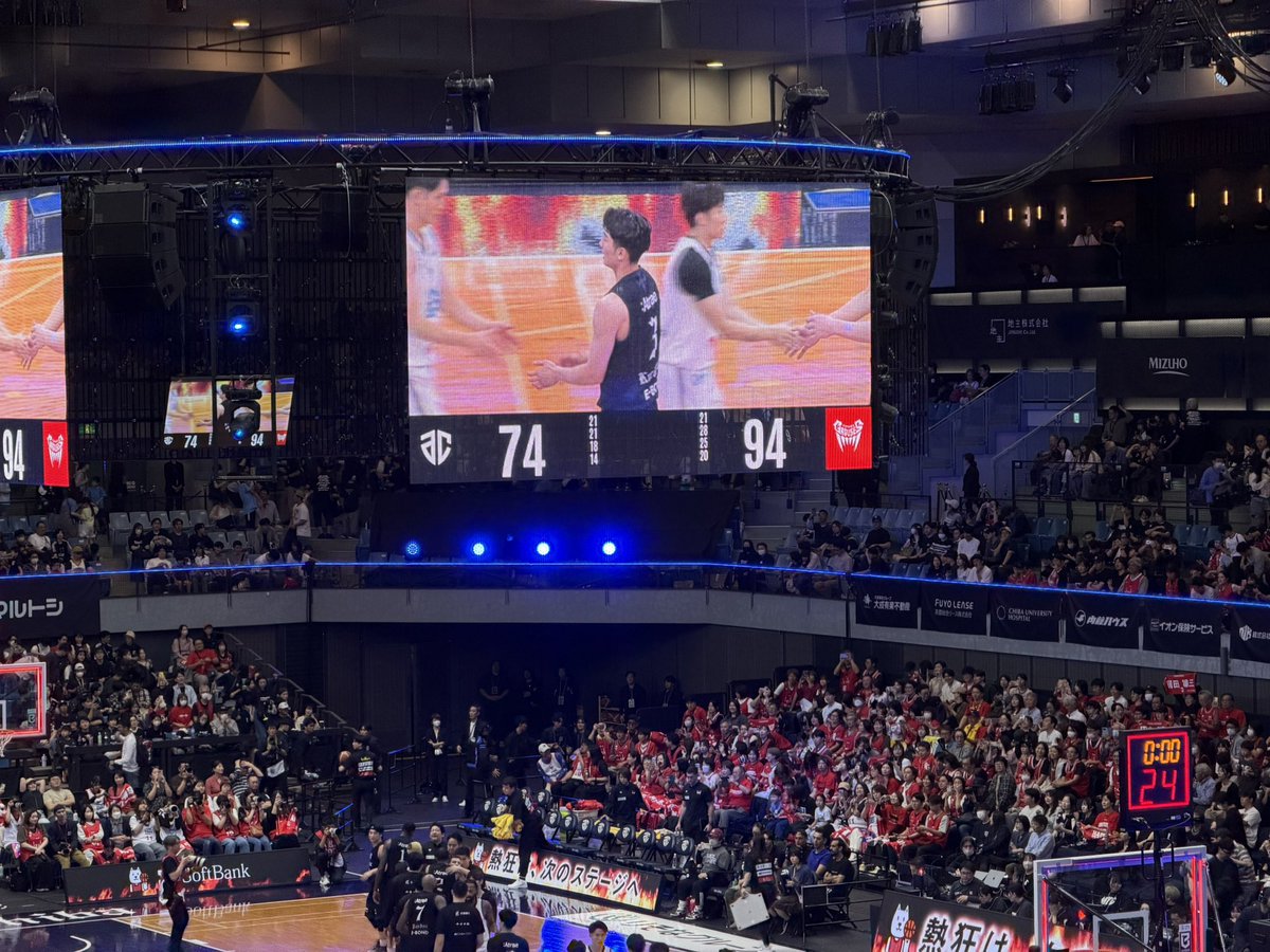 ssrarara's tweet photo. 虎徹が不調。わずか3点。ニュービルも激しいディフェンスついて、自由なバスケさせてもらえず。。安藤が突破口開いてくれたけど、全体的にイージーなシュート外して、富山にフリーなスリーをポイポイ決められる。。。

なんで毎回3Qグダグダになるんだろう。。
#アルティーリ千葉 https://t.co/Y3AXdeG3Pg