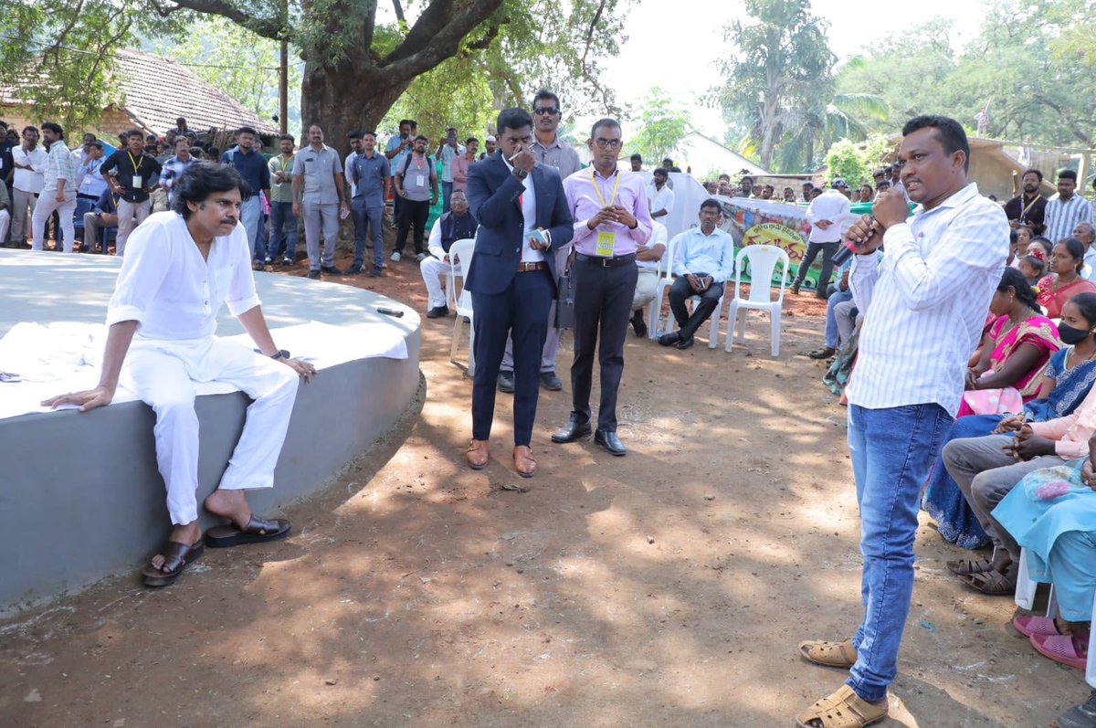 APDeputyCMO's tweet photo. చింత చెట్టు చెంతన.. గిరిపుత్రుల చింతలు తీర్చిన ఉప ముఖ్యమంత్రివర్యులు

•అడిగిన వెంటనే గిరిజనులకు అభివృద్ధి వరాలు
•‘మాటా-మంతి’లో వచ్చిన సమస్యలకు తక్షణ పరిష్కారాలు
•సుమారు రూ. 5 కోట్లతో పాఠశాలలు, ఆసుపత్రులు తదితర అభివృద్ధి పనులకు మంజూరు
•కాకవాడ–వేములకొండ అడవి తల్లి బాట రహదారికి శంకుస్థాపన అనంతరం గిరిజనులతో శ్రీ @PawanKalyan గారి మాటా-మంతి

అడవి బిడ్డల కష్టాలు తెలుసుకునేందుకు అరణ్యం మధ్యలోని గిరిశిఖర గ్రామానికి వెళ్లారు. సుమారు 350 మంది జనాభా కలిగిన రాకోట గ్రామాన్ని సందర్శించి, గిరిజనుల సమస్యలను స్వయంగా అడిగి తెలుసుకున్నారు. చింత చెట్టు కింద కూర్చుని వారితో మమేకమయ్యారు. గిరిజనులు ప్రస్తావించిన సమస్యలపై తక్షణమే స్పందించి, పరిష్కారాలకు రాష్ట్ర ఉప ముఖ్యమంత్రివర్యులు శ్రీ పవన్ కళ్యాణ్ గారు ఆదేశాలు జారీ చేశారు. ‘అడవితల్లిబాట 2.0’ కార్యక్రమానికి శ్రీకారం చుట్టేందుకు ఆదివారం పోలవరం జిల్లా పరిధిలోని రంపచోడవరం నియోజకవర్గం, వేములకొండ గ్రామ పంచాయతీ పరిధిలోని రాకోట గిరిశిఖర గ్రామానికి చేరుకున్నారు. అదే పంచాయతీ పరిధిలోని కాకవాడ, రాకోట, సువర్లవాడ, వేములకొండ గ్రామాలను కలిపేలా రూ. 2.29 కోట్ల వ్యయంతో 3.4 కిలోమీటర్ల మేర నిర్మించనున్న రహదారికి శంకుస్థాపన చేశారు. అనంతరం రాకోట గ్రామంలో చింతచెట్టు కింద ఉన్న రచ్చబండ వద్ద గిరిపుత్రులతో ‘మాటా-మంతి’ కార్యక్రమంలో పాల్గొన్నారు.

• పాఠశాల, ఆరోగ్య కేంద్రం, ఆలయ అభివృద్ధికి నిధులు
రాకోట గ్రామ సందర్శన సందర్భంగా అక్కడి ఎంపీపీ పాఠశాల శిథిలావస్థలో ఉన్న విషయాన్ని తెలుసుకున్న ఉప ముఖ్యమంత్రివర్యులు దాని పునరుద్ధరణకు రూ. 20 లక్షలు మంజూరు చేశారు. గ్రామస్థుల కోరిక మేరకు విలేజ్ హెల్త్ క్లినిక్ నిర్మాణానికి రూ. 15 లక్షలు మంజూరు చేశారు. రాకోట గ్రామస్థుల ఇలవేల్పుగా పూజలందుకుంటున్న హనుమాన్ ఆలయాన్ని సందర్శించి, ప్రత్యేక పూజలు నిర్వహించారు. రేకుల షెడ్డులో కొనసాగుతున్న ఆలయ పరిస్థితిని గమనించిన ఆయన, దేవాదాయ శాఖ సహకారంతో భజన మందిరంగా అభివృద్ధి చేసేందుకు మరో రూ. 20 లక్షలు కేటాయించారు.

• గిరిజన గ్రామాల సమస్యలకు తక్షణ పరిష్కారాలు
‘మాటా-మంతి’ కార్యక్రమంలో రాకోట పరిసర ప్రాంతాలైన వేములకొండ, సువర్లవాడ, డబ్బావలస, తిరుగటిరాళ్లు, కాకవాడ, చిలకవీధి, వెట్టిచెలకలు, సోకులగూడెం తదితర గ్రామాల ప్రజలు తమ సమస్యలను శ్రీ పవన్ కళ్యాణ్ గారి దృష్టికి తీసుకొచ్చారు. వాటిపై ఆయన తక్షణమే స్పందించారు. ప్రతి గ్రామానికి అంగన్‌వాడీ కేంద్రంతో కూడిన మండల పరిషత్ పాఠశాల, విలేజ్ హెల్త్ క్లినిక్ మంజూరు చేస్తూ ఆదేశాలు జారీ చేశారు. ఈ అభివృద్ధి పనుల కోసం వివిధ పథకాల ద్వారా దాదాపు రూ. 5 కోట్లు కేటాయించారు. గిరిజనులు తమ సమస్యలను స్వయంగా ఉప ముఖ్యమంత్రివర్యుల దృష్టికి తీసుకురాగా, వాటి పరిష్కారానికి అక్కడికక్కడే ఆదేశాలు జారీ చేయడంతో గిరిపుత్రుల్లో భరోసా నింపారు.

• రహదారి పొడవునా పూలు పరిచి.. ఘన స్వాగతం పలికిన గిరిజనులు
‘అడవి తల్లి బాట 2.0’ కార్యక్రమాన్ని ప్రారంభించేందుకు తమ గ్రామానికి వచ్చిన రాష్ట్ర ఉప ముఖ్యమంత్రివర్యులు శ్రీ పవన్ కళ్యాణ్ గారికి రాకోట గ్రామ గిరిజన మహిళలు ఘనస్వాగతం పలికారు. గిరిజన సంప్రదాయాలను అనుసరిస్తూ స్థానికంగా లభించే పూలతో తయారు చేసిన బొకేలను అందజేశారు. జలహారతులు పట్టి, పూల వర్షం కురిపిస్తూ తమ గ్రామంలోకి ఆహ్వానించారు.

• మండల పరిషత్ పాఠశాల భవనాన్ని పరిశీలించిన ఉప ముఖ్యమంత్రివర్యులు
రాకోట గ్రామానికి చేరుకున్న వెంటనే పక్కనే ఉన్న ఎంపీపీ పాఠశాలను ఉప ముఖ్యమంత్రివర్యులు శ్రీ పవన్ కళ్యాణ్ గారు పరిశీలించారు. చిన్నారులను పలకరించి, పాఠశాల భవనాలతో పాటు ప్రాంగణంలో ఏర్పాటు చేసిన ఉద్యానవనాన్ని సందర్శించారు. పాఠశాల భవనం మరమ్మతుల కోసం రూ. 20 లక్షలు కేటాయించారు. విద్యార్థులకు తినుబండారాలు అందించారు. (1/4)
#MaataManthi