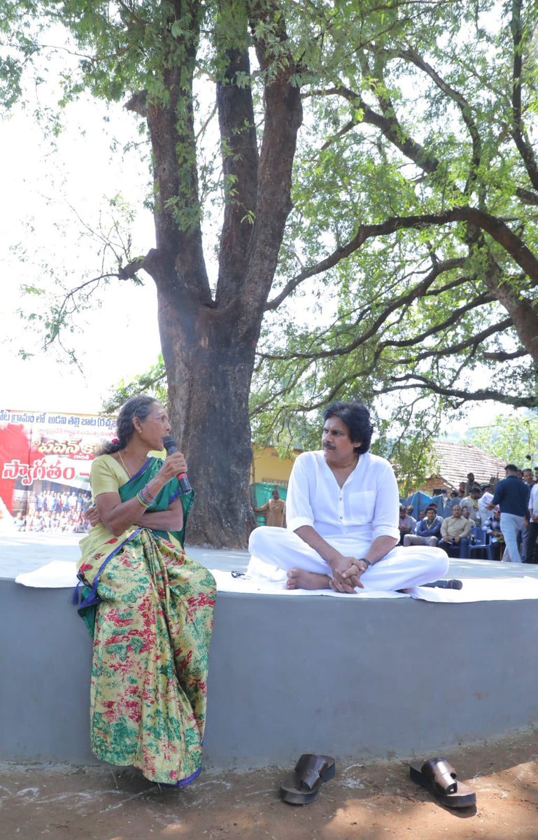 APDeputyCMO's tweet photo. చింత చెట్టు చెంతన.. గిరిపుత్రుల చింతలు తీర్చిన ఉప ముఖ్యమంత్రివర్యులు

•అడిగిన వెంటనే గిరిజనులకు అభివృద్ధి వరాలు
•‘మాటా-మంతి’లో వచ్చిన సమస్యలకు తక్షణ పరిష్కారాలు
•సుమారు రూ. 5 కోట్లతో పాఠశాలలు, ఆసుపత్రులు తదితర అభివృద్ధి పనులకు మంజూరు
•కాకవాడ–వేములకొండ అడవి తల్లి బాట రహదారికి శంకుస్థాపన అనంతరం గిరిజనులతో శ్రీ @PawanKalyan గారి మాటా-మంతి

అడవి బిడ్డల కష్టాలు తెలుసుకునేందుకు అరణ్యం మధ్యలోని గిరిశిఖర గ్రామానికి వెళ్లారు. సుమారు 350 మంది జనాభా కలిగిన రాకోట గ్రామాన్ని సందర్శించి, గిరిజనుల సమస్యలను స్వయంగా అడిగి తెలుసుకున్నారు. చింత చెట్టు కింద కూర్చుని వారితో మమేకమయ్యారు. గిరిజనులు ప్రస్తావించిన సమస్యలపై తక్షణమే స్పందించి, పరిష్కారాలకు రాష్ట్ర ఉప ముఖ్యమంత్రివర్యులు శ్రీ పవన్ కళ్యాణ్ గారు ఆదేశాలు జారీ చేశారు. ‘అడవితల్లిబాట 2.0’ కార్యక్రమానికి శ్రీకారం చుట్టేందుకు ఆదివారం పోలవరం జిల్లా పరిధిలోని రంపచోడవరం నియోజకవర్గం, వేములకొండ గ్రామ పంచాయతీ పరిధిలోని రాకోట గిరిశిఖర గ్రామానికి చేరుకున్నారు. అదే పంచాయతీ పరిధిలోని కాకవాడ, రాకోట, సువర్లవాడ, వేములకొండ గ్రామాలను కలిపేలా రూ. 2.29 కోట్ల వ్యయంతో 3.4 కిలోమీటర్ల మేర నిర్మించనున్న రహదారికి శంకుస్థాపన చేశారు. అనంతరం రాకోట గ్రామంలో చింతచెట్టు కింద ఉన్న రచ్చబండ వద్ద గిరిపుత్రులతో ‘మాటా-మంతి’ కార్యక్రమంలో పాల్గొన్నారు.

• పాఠశాల, ఆరోగ్య కేంద్రం, ఆలయ అభివృద్ధికి నిధులు
రాకోట గ్రామ సందర్శన సందర్భంగా అక్కడి ఎంపీపీ పాఠశాల శిథిలావస్థలో ఉన్న విషయాన్ని తెలుసుకున్న ఉప ముఖ్యమంత్రివర్యులు దాని పునరుద్ధరణకు రూ. 20 లక్షలు మంజూరు చేశారు. గ్రామస్థుల కోరిక మేరకు విలేజ్ హెల్త్ క్లినిక్ నిర్మాణానికి రూ. 15 లక్షలు మంజూరు చేశారు. రాకోట గ్రామస్థుల ఇలవేల్పుగా పూజలందుకుంటున్న హనుమాన్ ఆలయాన్ని సందర్శించి, ప్రత్యేక పూజలు నిర్వహించారు. రేకుల షెడ్డులో కొనసాగుతున్న ఆలయ పరిస్థితిని గమనించిన ఆయన, దేవాదాయ శాఖ సహకారంతో భజన మందిరంగా అభివృద్ధి చేసేందుకు మరో రూ. 20 లక్షలు కేటాయించారు.

• గిరిజన గ్రామాల సమస్యలకు తక్షణ పరిష్కారాలు
‘మాటా-మంతి’ కార్యక్రమంలో రాకోట పరిసర ప్రాంతాలైన వేములకొండ, సువర్లవాడ, డబ్బావలస, తిరుగటిరాళ్లు, కాకవాడ, చిలకవీధి, వెట్టిచెలకలు, సోకులగూడెం తదితర గ్రామాల ప్రజలు తమ సమస్యలను శ్రీ పవన్ కళ్యాణ్ గారి దృష్టికి తీసుకొచ్చారు. వాటిపై ఆయన తక్షణమే స్పందించారు. ప్రతి గ్రామానికి అంగన్‌వాడీ కేంద్రంతో కూడిన మండల పరిషత్ పాఠశాల, విలేజ్ హెల్త్ క్లినిక్ మంజూరు చేస్తూ ఆదేశాలు జారీ చేశారు. ఈ అభివృద్ధి పనుల కోసం వివిధ పథకాల ద్వారా దాదాపు రూ. 5 కోట్లు కేటాయించారు. గిరిజనులు తమ సమస్యలను స్వయంగా ఉప ముఖ్యమంత్రివర్యుల దృష్టికి తీసుకురాగా, వాటి పరిష్కారానికి అక్కడికక్కడే ఆదేశాలు జారీ చేయడంతో గిరిపుత్రుల్లో భరోసా నింపారు.

• రహదారి పొడవునా పూలు పరిచి.. ఘన స్వాగతం పలికిన గిరిజనులు
‘అడవి తల్లి బాట 2.0’ కార్యక్రమాన్ని ప్రారంభించేందుకు తమ గ్రామానికి వచ్చిన రాష్ట్ర ఉప ముఖ్యమంత్రివర్యులు శ్రీ పవన్ కళ్యాణ్ గారికి రాకోట గ్రామ గిరిజన మహిళలు ఘనస్వాగతం పలికారు. గిరిజన సంప్రదాయాలను అనుసరిస్తూ స్థానికంగా లభించే పూలతో తయారు చేసిన బొకేలను అందజేశారు. జలహారతులు పట్టి, పూల వర్షం కురిపిస్తూ తమ గ్రామంలోకి ఆహ్వానించారు.

• మండల పరిషత్ పాఠశాల భవనాన్ని పరిశీలించిన ఉప ముఖ్యమంత్రివర్యులు
రాకోట గ్రామానికి చేరుకున్న వెంటనే పక్కనే ఉన్న ఎంపీపీ పాఠశాలను ఉప ముఖ్యమంత్రివర్యులు శ్రీ పవన్ కళ్యాణ్ గారు పరిశీలించారు. చిన్నారులను పలకరించి, పాఠశాల భవనాలతో పాటు ప్రాంగణంలో ఏర్పాటు చేసిన ఉద్యానవనాన్ని సందర్శించారు. పాఠశాల భవనం మరమ్మతుల కోసం రూ. 20 లక్షలు కేటాయించారు. విద్యార్థులకు తినుబండారాలు అందించారు. (1/4)
#MaataManthi