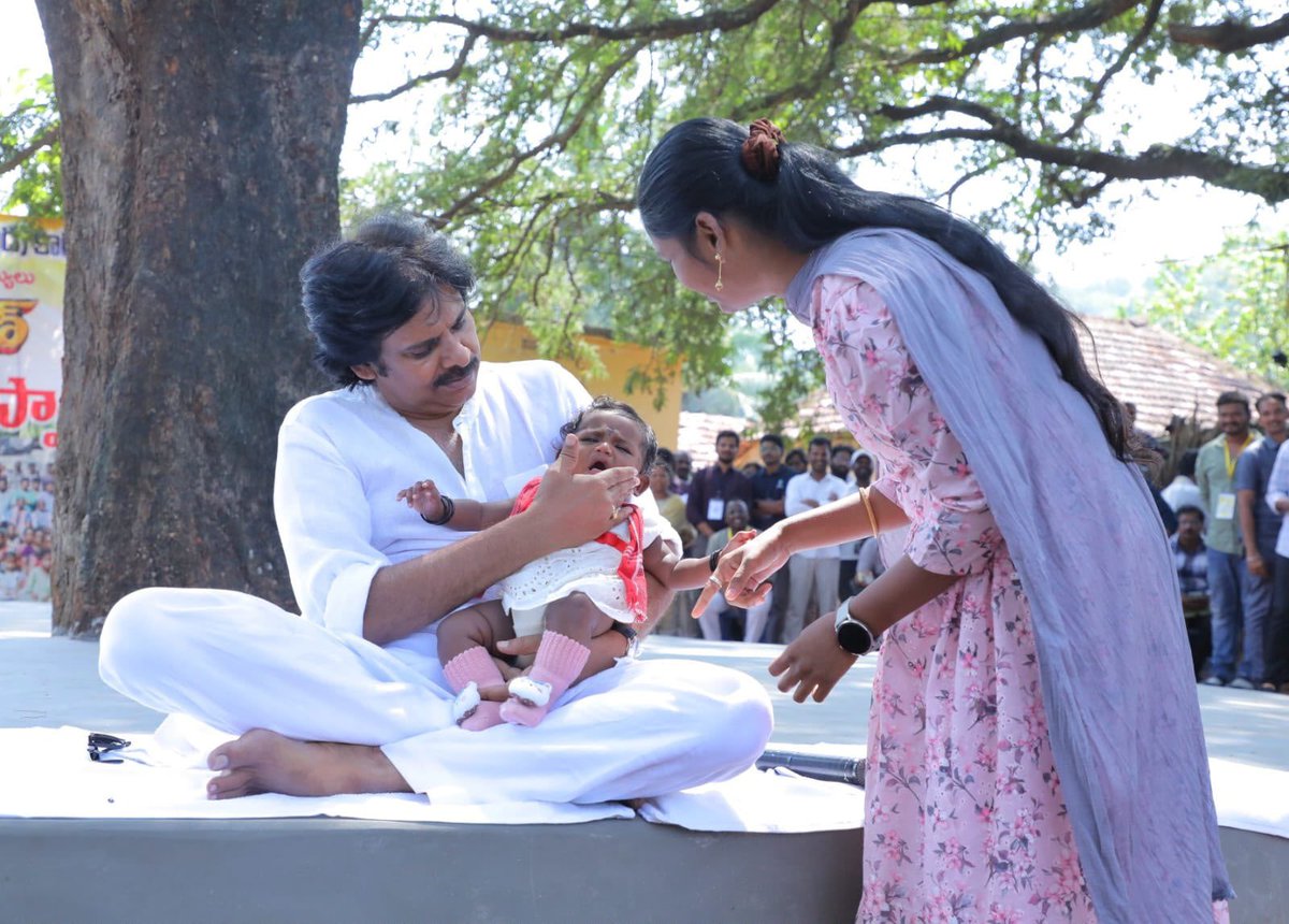 APDeputyCMO's tweet photo. చింత చెట్టు చెంతన.. గిరిపుత్రుల చింతలు తీర్చిన ఉప ముఖ్యమంత్రివర్యులు

•అడిగిన వెంటనే గిరిజనులకు అభివృద్ధి వరాలు
•‘మాటా-మంతి’లో వచ్చిన సమస్యలకు తక్షణ పరిష్కారాలు
•సుమారు రూ. 5 కోట్లతో పాఠశాలలు, ఆసుపత్రులు తదితర అభివృద్ధి పనులకు మంజూరు
•కాకవాడ–వేములకొండ అడవి తల్లి బాట రహదారికి శంకుస్థాపన అనంతరం గిరిజనులతో శ్రీ @PawanKalyan గారి మాటా-మంతి

అడవి బిడ్డల కష్టాలు తెలుసుకునేందుకు అరణ్యం మధ్యలోని గిరిశిఖర గ్రామానికి వెళ్లారు. సుమారు 350 మంది జనాభా కలిగిన రాకోట గ్రామాన్ని సందర్శించి, గిరిజనుల సమస్యలను స్వయంగా అడిగి తెలుసుకున్నారు. చింత చెట్టు కింద కూర్చుని వారితో మమేకమయ్యారు. గిరిజనులు ప్రస్తావించిన సమస్యలపై తక్షణమే స్పందించి, పరిష్కారాలకు రాష్ట్ర ఉప ముఖ్యమంత్రివర్యులు శ్రీ పవన్ కళ్యాణ్ గారు ఆదేశాలు జారీ చేశారు. ‘అడవితల్లిబాట 2.0’ కార్యక్రమానికి శ్రీకారం చుట్టేందుకు ఆదివారం పోలవరం జిల్లా పరిధిలోని రంపచోడవరం నియోజకవర్గం, వేములకొండ గ్రామ పంచాయతీ పరిధిలోని రాకోట గిరిశిఖర గ్రామానికి చేరుకున్నారు. అదే పంచాయతీ పరిధిలోని కాకవాడ, రాకోట, సువర్లవాడ, వేములకొండ గ్రామాలను కలిపేలా రూ. 2.29 కోట్ల వ్యయంతో 3.4 కిలోమీటర్ల మేర నిర్మించనున్న రహదారికి శంకుస్థాపన చేశారు. అనంతరం రాకోట గ్రామంలో చింతచెట్టు కింద ఉన్న రచ్చబండ వద్ద గిరిపుత్రులతో ‘మాటా-మంతి’ కార్యక్రమంలో పాల్గొన్నారు.

• పాఠశాల, ఆరోగ్య కేంద్రం, ఆలయ అభివృద్ధికి నిధులు
రాకోట గ్రామ సందర్శన సందర్భంగా అక్కడి ఎంపీపీ పాఠశాల శిథిలావస్థలో ఉన్న విషయాన్ని తెలుసుకున్న ఉప ముఖ్యమంత్రివర్యులు దాని పునరుద్ధరణకు రూ. 20 లక్షలు మంజూరు చేశారు. గ్రామస్థుల కోరిక మేరకు విలేజ్ హెల్త్ క్లినిక్ నిర్మాణానికి రూ. 15 లక్షలు మంజూరు చేశారు. రాకోట గ్రామస్థుల ఇలవేల్పుగా పూజలందుకుంటున్న హనుమాన్ ఆలయాన్ని సందర్శించి, ప్రత్యేక పూజలు నిర్వహించారు. రేకుల షెడ్డులో కొనసాగుతున్న ఆలయ పరిస్థితిని గమనించిన ఆయన, దేవాదాయ శాఖ సహకారంతో భజన మందిరంగా అభివృద్ధి చేసేందుకు మరో రూ. 20 లక్షలు కేటాయించారు.

• గిరిజన గ్రామాల సమస్యలకు తక్షణ పరిష్కారాలు
‘మాటా-మంతి’ కార్యక్రమంలో రాకోట పరిసర ప్రాంతాలైన వేములకొండ, సువర్లవాడ, డబ్బావలస, తిరుగటిరాళ్లు, కాకవాడ, చిలకవీధి, వెట్టిచెలకలు, సోకులగూడెం తదితర గ్రామాల ప్రజలు తమ సమస్యలను శ్రీ పవన్ కళ్యాణ్ గారి దృష్టికి తీసుకొచ్చారు. వాటిపై ఆయన తక్షణమే స్పందించారు. ప్రతి గ్రామానికి అంగన్‌వాడీ కేంద్రంతో కూడిన మండల పరిషత్ పాఠశాల, విలేజ్ హెల్త్ క్లినిక్ మంజూరు చేస్తూ ఆదేశాలు జారీ చేశారు. ఈ అభివృద్ధి పనుల కోసం వివిధ పథకాల ద్వారా దాదాపు రూ. 5 కోట్లు కేటాయించారు. గిరిజనులు తమ సమస్యలను స్వయంగా ఉప ముఖ్యమంత్రివర్యుల దృష్టికి తీసుకురాగా, వాటి పరిష్కారానికి అక్కడికక్కడే ఆదేశాలు జారీ చేయడంతో గిరిపుత్రుల్లో భరోసా నింపారు.

• రహదారి పొడవునా పూలు పరిచి.. ఘన స్వాగతం పలికిన గిరిజనులు
‘అడవి తల్లి బాట 2.0’ కార్యక్రమాన్ని ప్రారంభించేందుకు తమ గ్రామానికి వచ్చిన రాష్ట్ర ఉప ముఖ్యమంత్రివర్యులు శ్రీ పవన్ కళ్యాణ్ గారికి రాకోట గ్రామ గిరిజన మహిళలు ఘనస్వాగతం పలికారు. గిరిజన సంప్రదాయాలను అనుసరిస్తూ స్థానికంగా లభించే పూలతో తయారు చేసిన బొకేలను అందజేశారు. జలహారతులు పట్టి, పూల వర్షం కురిపిస్తూ తమ గ్రామంలోకి ఆహ్వానించారు.

• మండల పరిషత్ పాఠశాల భవనాన్ని పరిశీలించిన ఉప ముఖ్యమంత్రివర్యులు
రాకోట గ్రామానికి చేరుకున్న వెంటనే పక్కనే ఉన్న ఎంపీపీ పాఠశాలను ఉప ముఖ్యమంత్రివర్యులు శ్రీ పవన్ కళ్యాణ్ గారు పరిశీలించారు. చిన్నారులను పలకరించి, పాఠశాల భవనాలతో పాటు ప్రాంగణంలో ఏర్పాటు చేసిన ఉద్యానవనాన్ని సందర్శించారు. పాఠశాల భవనం మరమ్మతుల కోసం రూ. 20 లక్షలు కేటాయించారు. విద్యార్థులకు తినుబండారాలు అందించారు. (1/4)
#MaataManthi