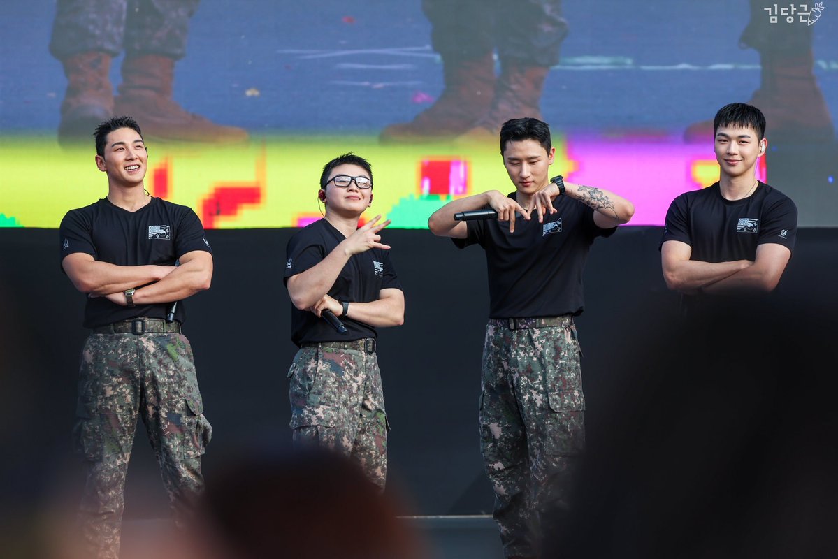 MyTigersDen's tweet photo. I'm loving this photo so much of the 4 of them but ALSO LOOK AT THEM BAEKHO BARMS HE IS EXUDING SO MUCH CAPTAIN KOREA ENERGY 🥺😭😭 https://t.co/mZKC6ozC5u