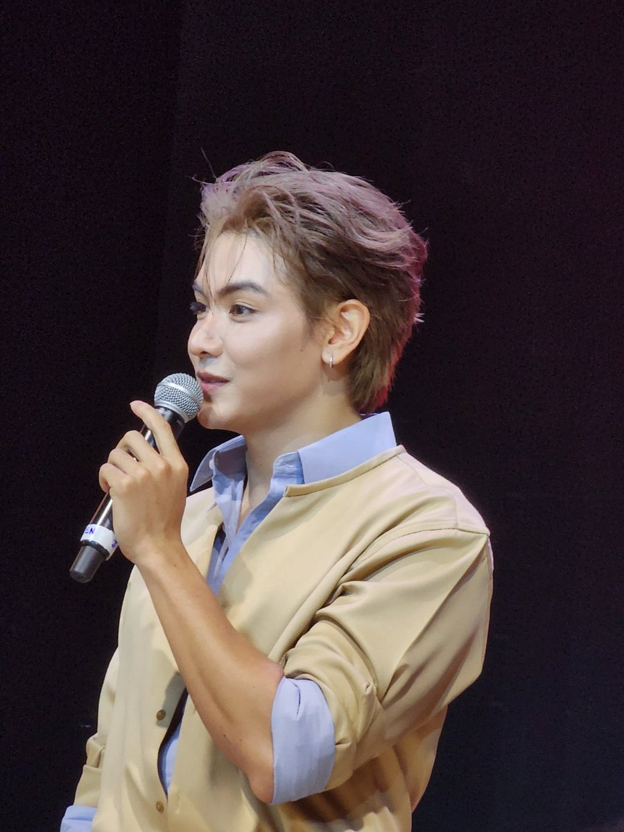 miladebleu's tweet photo. ตาแป๋ว เปิดหน้าผาก วันนี้น่ารักมากเลยอ่ะ 🤍

JOONG LIGHTS UP KL
#Joong1stFMinKualaLumpur
#JoongArchen #จุงอาเชน https://t.co/n2CYZhnMW1