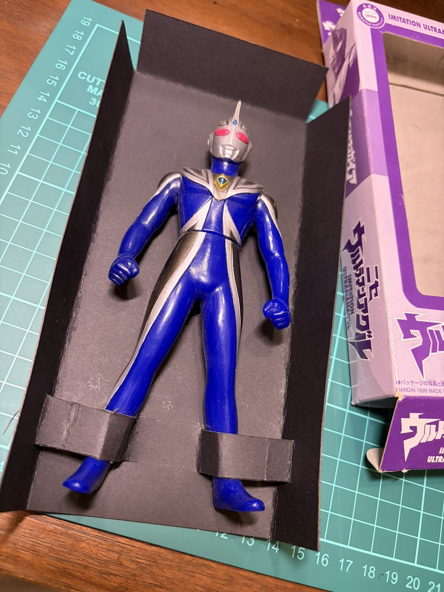 uAfk9ospKX83729's tweet photo. 百均の黒ボール紙で
ウルトラヒーローシリーズの箱の
黒台紙作りました。

説明↓ https://t.co/giqofzLjBD
