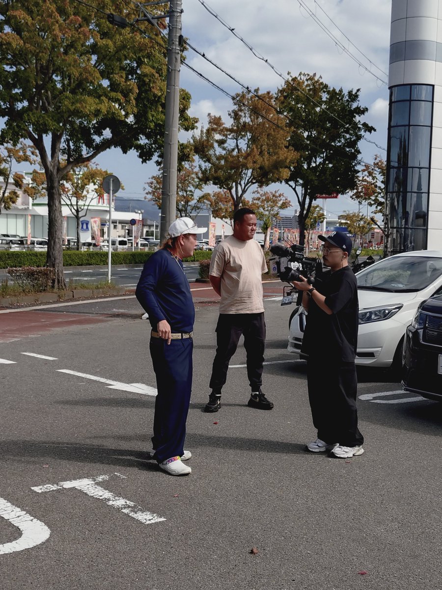 wacchi_0723's tweet photo. ふたみ家グランドオープンの別ショット📷️
オープン挨拶と新井社長とツーショットと隣になった顔見知りの常連様の爆盛爆盛チャーシュー麺を撮らせて貰いました（笑）
そしてスペシャルゲストで麺屋いちびりグループの濱田社長も登場🫢
やっぱグランドオープンは祭りじゃ！！！
#我道家
#ふたみ家
#麺屋いちびり
#本物