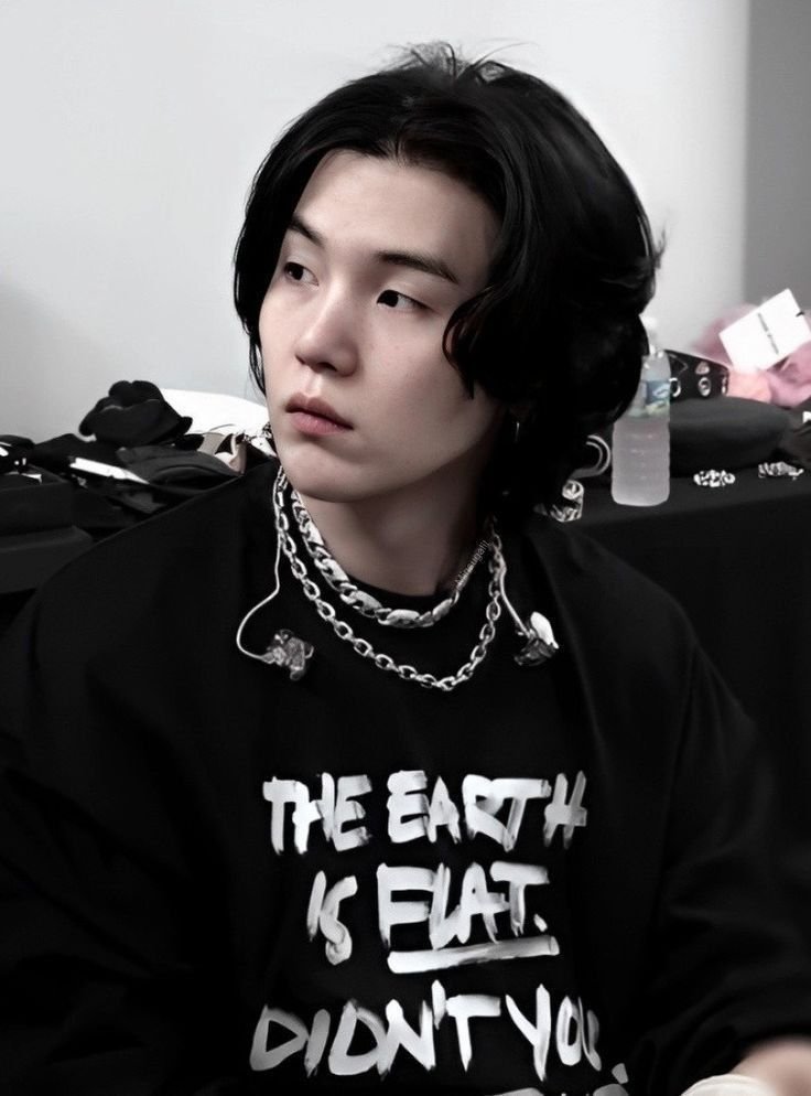 liagustdarchive's tweet photo. 4 fotos de mi bias y 4 mutis que lo hagan. Suga era D-DAY nunca te voy a superar. @koomirang @miniesmusee @jckivmin @Vminkookiislife https://t.co/ei7SyUTRww