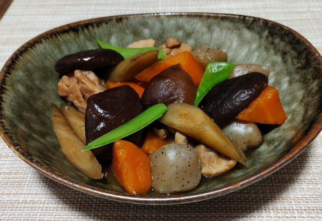 Assamtea58's tweet photo. 今日のおうちランチ🏠

＃OnigiriAction

🌱枝豆塩おにぎり🍙

🌱筑前煮
　鶏もも肉・ごぼう・人参
　椎茸・絹さや・こんにゃく
　🐔🥕🍄🥬

#おうちランチ𓎩𓌉𓇋 https://t.co/k5xS1ykDIB