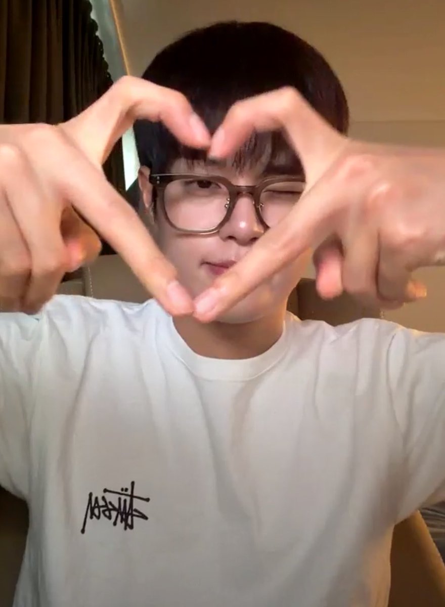 daehwigallery's tweet photo. daehwi via his live today [261011] 

#이대휘 #DAEHWI https://t.co/COKBu11Woq