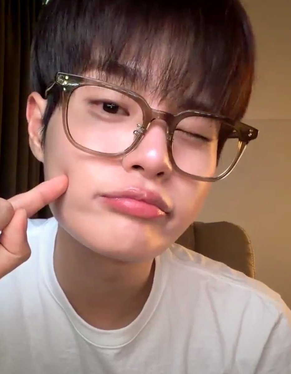 daehwigallery's tweet photo. daehwi via his live today [261011] 

#이대휘 #DAEHWI https://t.co/COKBu11Woq