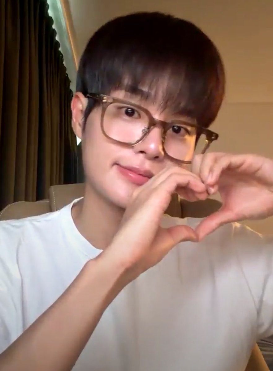 daehwigallery's tweet photo. daehwi via his live today [261011] 

#이대휘 #DAEHWI https://t.co/COKBu11Woq