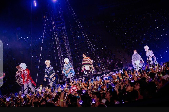 YashfaWritfqpr's tweet photo. BTS closed out their historic first Peru shows in Lima with pure energy on the ARIRANG World Tour! 💜 The members looked incredible on stage.
Which song from last night’s setlist is stuck in your head? #BTS #ARIRANG #BTS_WORLDTOUR_ARIRANG #BTS_LIMA #ARMY https://t.co/tI9rIGpPw5