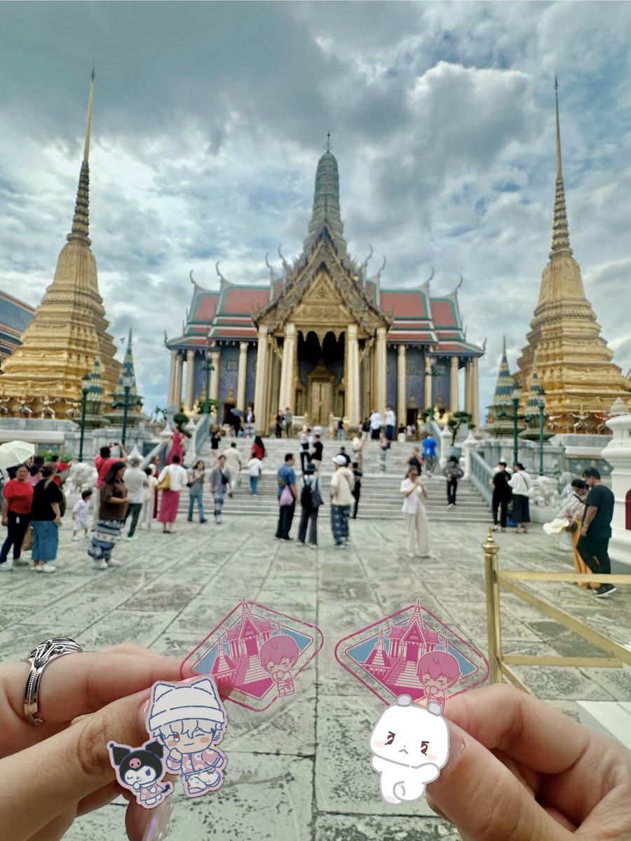shilverhooo9's tweet photo. ステッカーのところ王宮で合ってるかな？ムモがどんどんタイに染まる🇹🇭 https://t.co/QaHDFfNQZZ