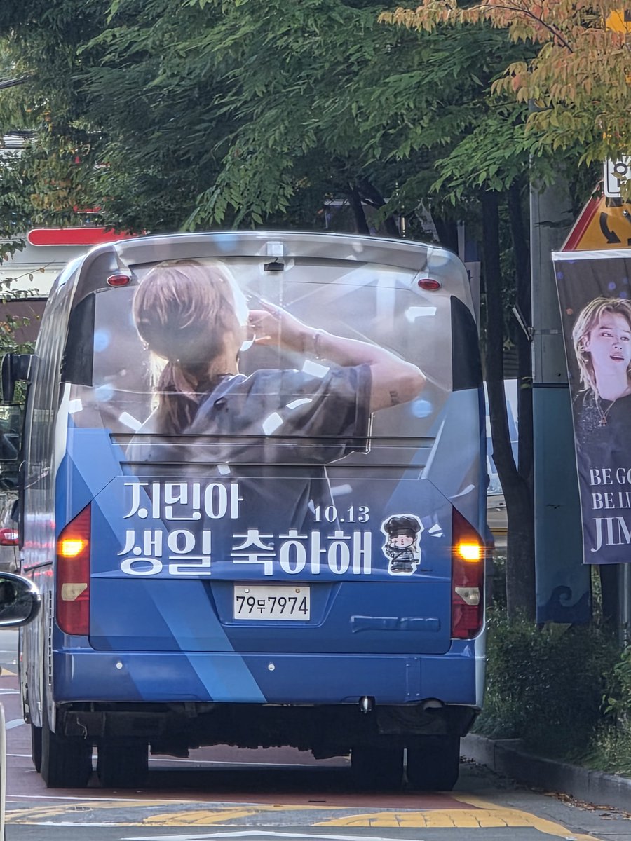 JIMIN_RECORD13's tweet photo. 지민의 고향 부산에서 도로를 달리는 지민버스를 영상으로 담아주셨습니다 🚌

@JiminOnApple_Ko
멋진 서포트 감사합니다 🙇‍♀️ 

HAPPY JIMTOBER 
#JIMTOBER2026 
#JIMIN #PARKJIMIN #지민
JIMIN JIMIN  https://t.co/l3eatVVYfc