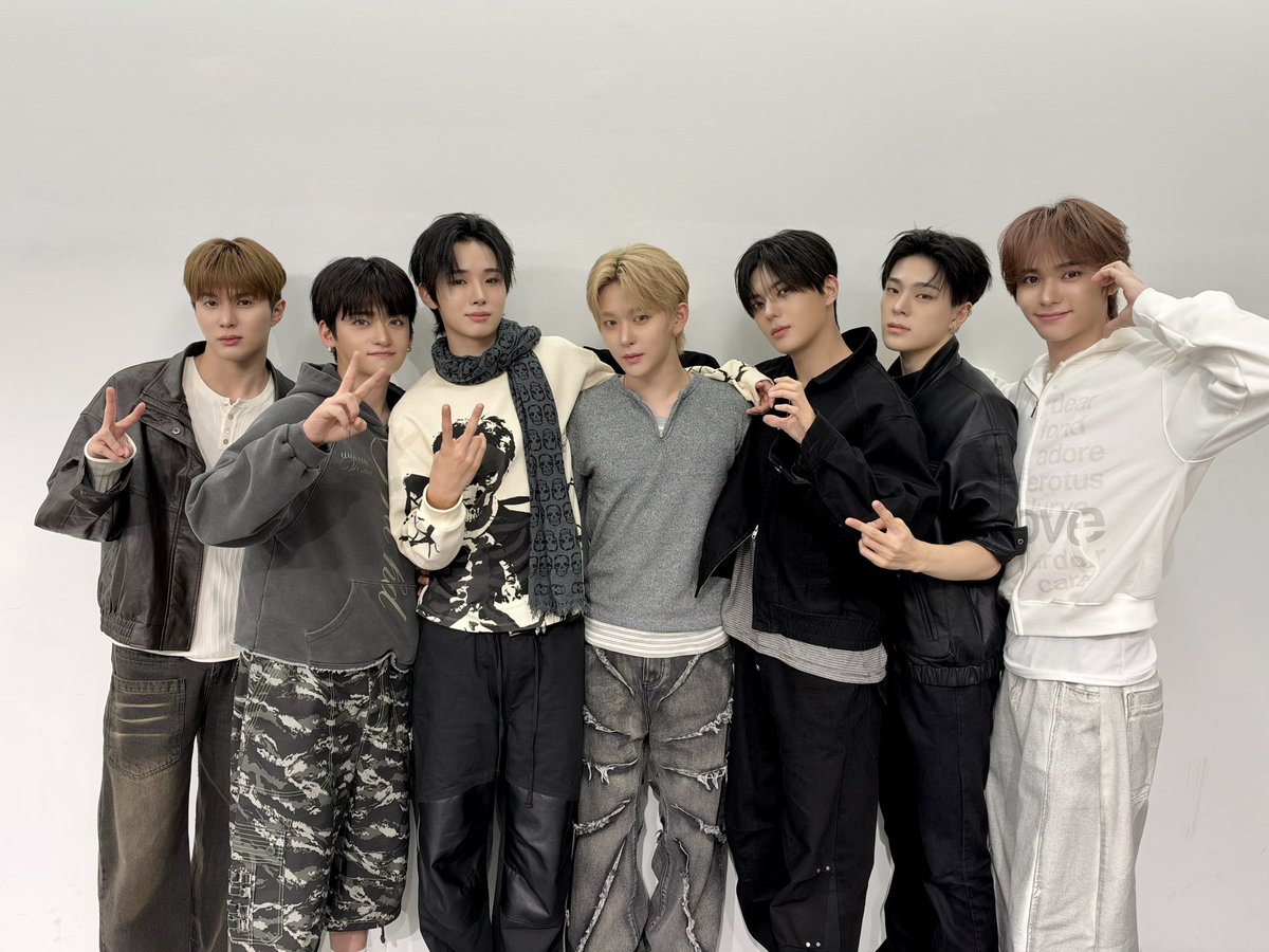 whib_official's tweet photo. [📸]
261011 EVERLINE 팬사인회

#WHIB #휘브
#CHERRYPIE #WHIB_CHERRYPIE https://t.co/vyDJi15ATz