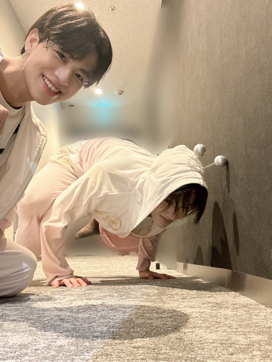 cloudten_member's tweet photo. 今日も来てくださった方、本当にありがとうございました！！

誠に勝手ながら、誠に勝手に付けた一番星担当(仮)は本日をもって外させていただきました。
今まで(仮)を応援してくださり、ありがとうございました！
今後もCloud tenの一番星担当をよろしくお願いいたします。🌟

おや、蛙化してしまった福田くんが現れたようですよ🫲🏻🐸🫱🏻

#蛙化ってなんですか？
＃(仮)ありがとう
＃Cloudten #佐藤流星