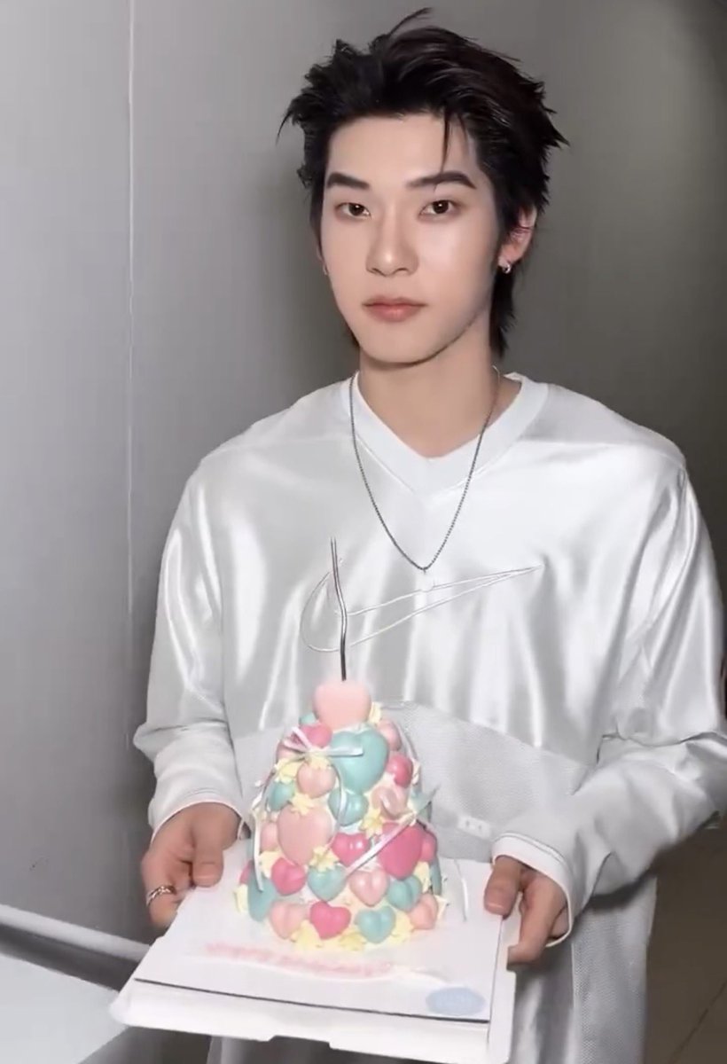 nam_tans's tweet photo. CHAPTER 24 BEGINS POR

#24thHBDPOR

คนถือเค้กคนเดิมเลยนี่นา🎂✨

2025                                         2026 https://t.co/NKO0pDidCu