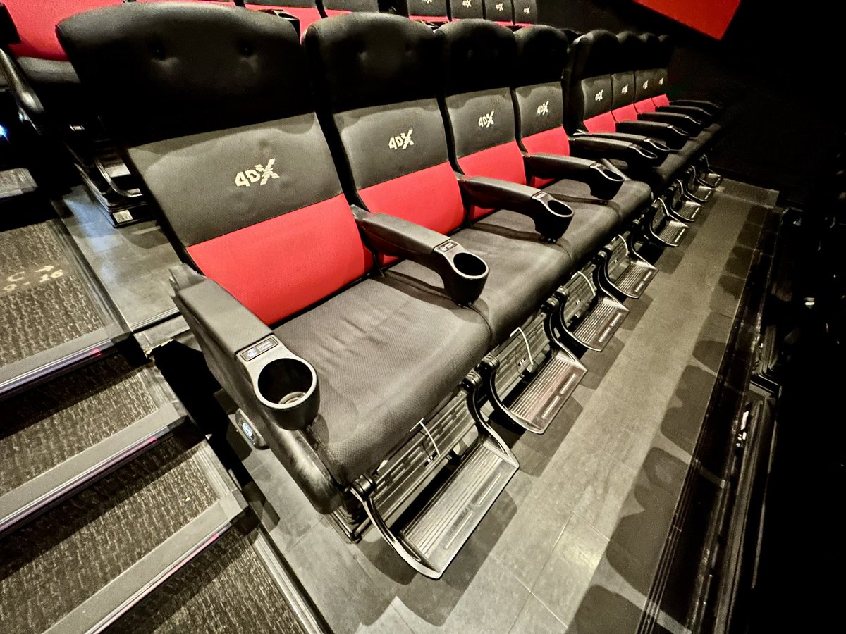 youth_officer's tweet photo. 「ガルパン 最終章 第5話 4DX」感想。
人間、あまりに凄いことに遭遇すると笑ってしまうということを実感。
…上映が終わって明るくなった瞬間、シアター内の全員が大爆笑だった。こんなんもう笑うしかないw
#ガルパン #garupan https://t.co/j3B2lzNh31